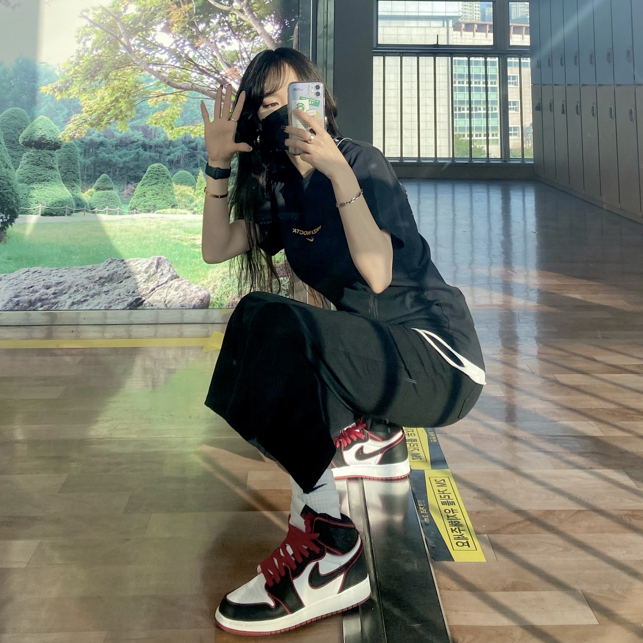 Jordan 1 Retro High OG Bloodline, Nike x Drake Nocta Essential T-Shirt Black - Asia 착용 스타일 - 2