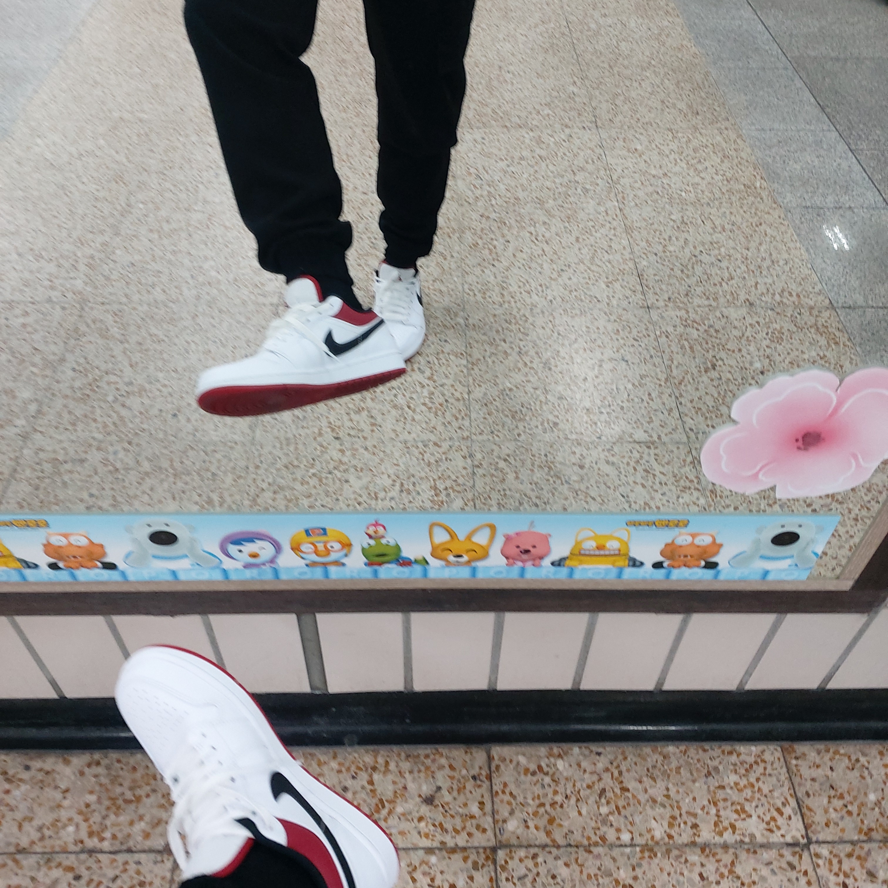 Jordan 1 Low White Red Black 착용 스타일 - 1