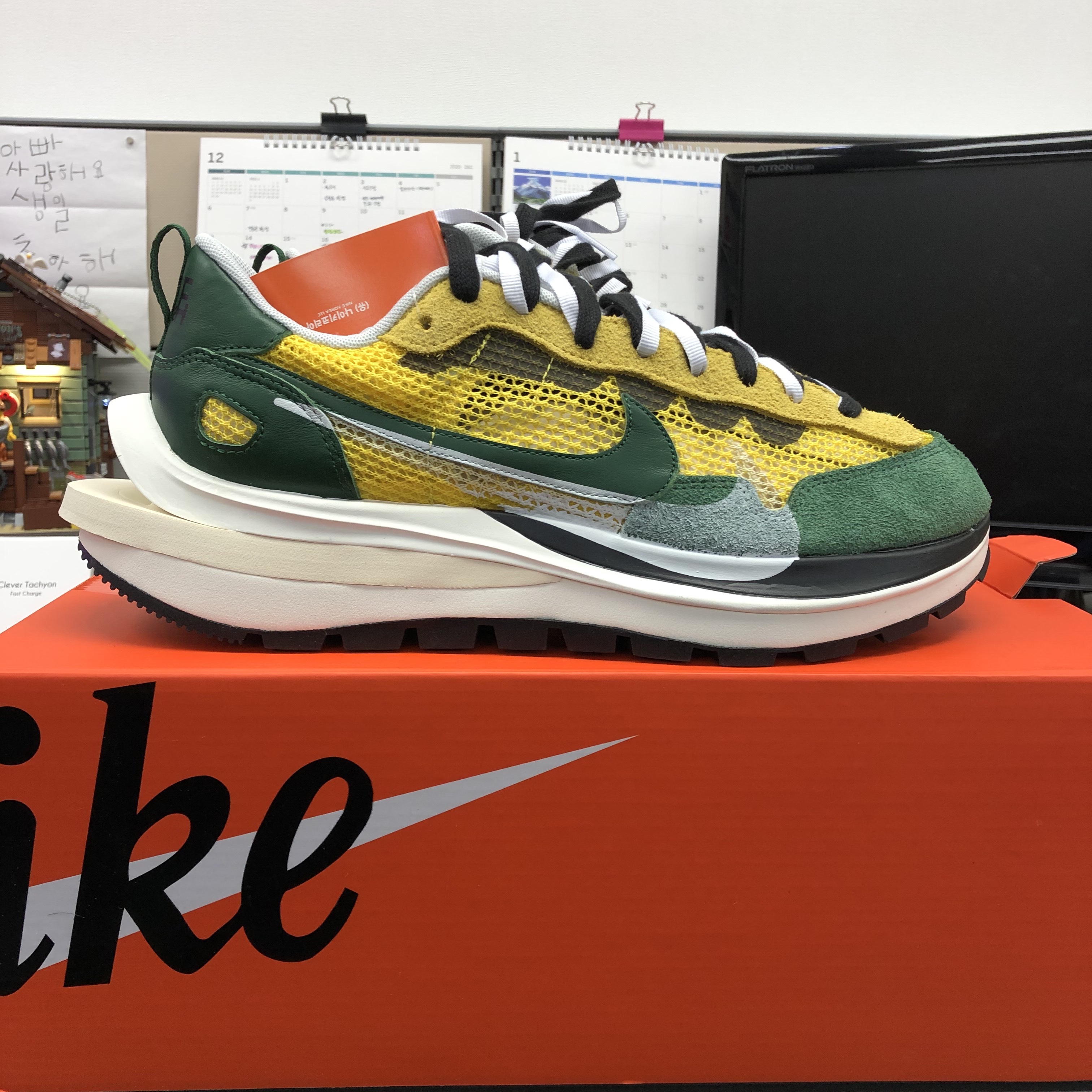 Nike x Sacai VaporWaffle Tour Yellow & Gorge Green Sail 착용 스타일 - 1