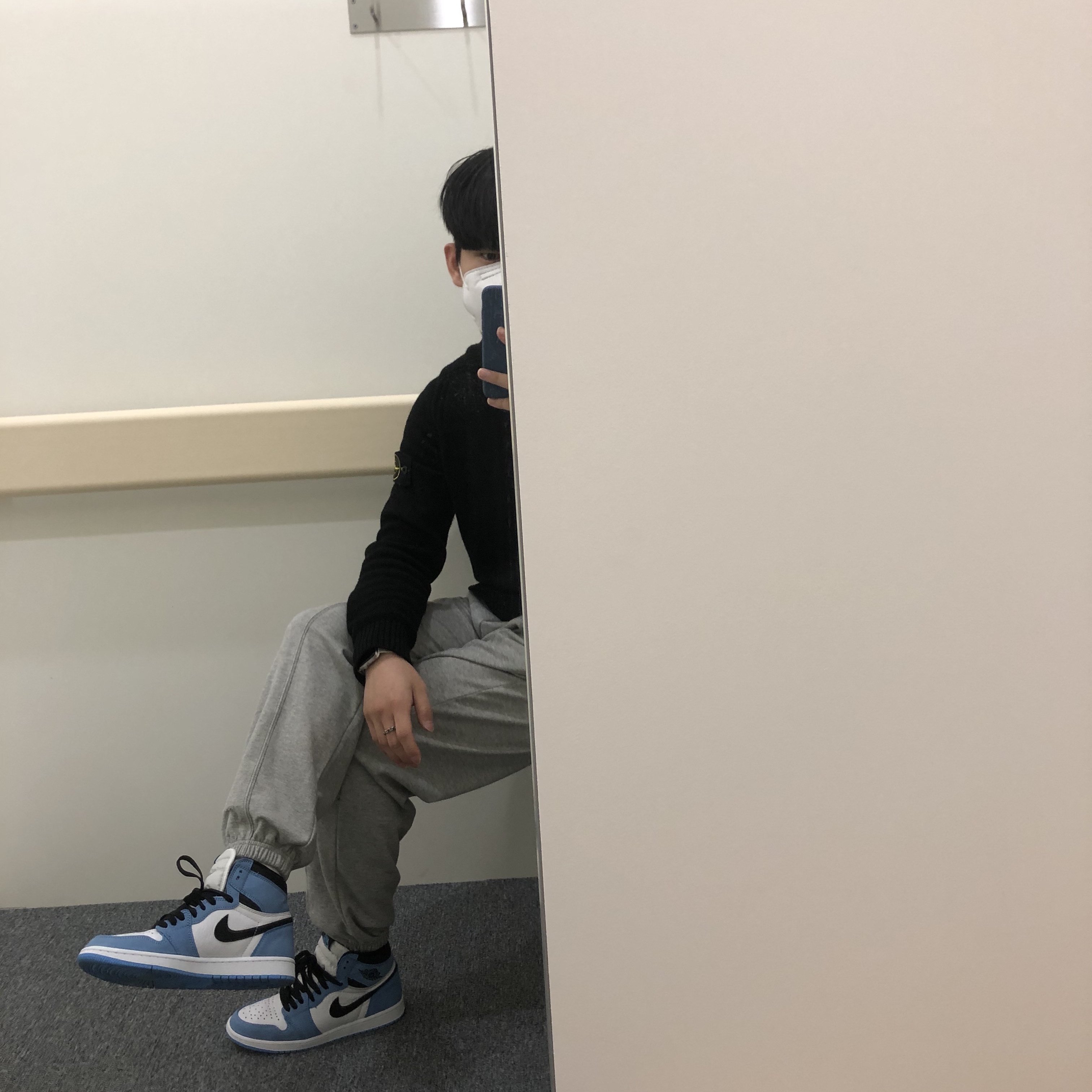 Jordan 1 Retro High OG University Blue, Stone Island 63051 Crewneck Sweatshirt Black - 21SS 착용 스타일