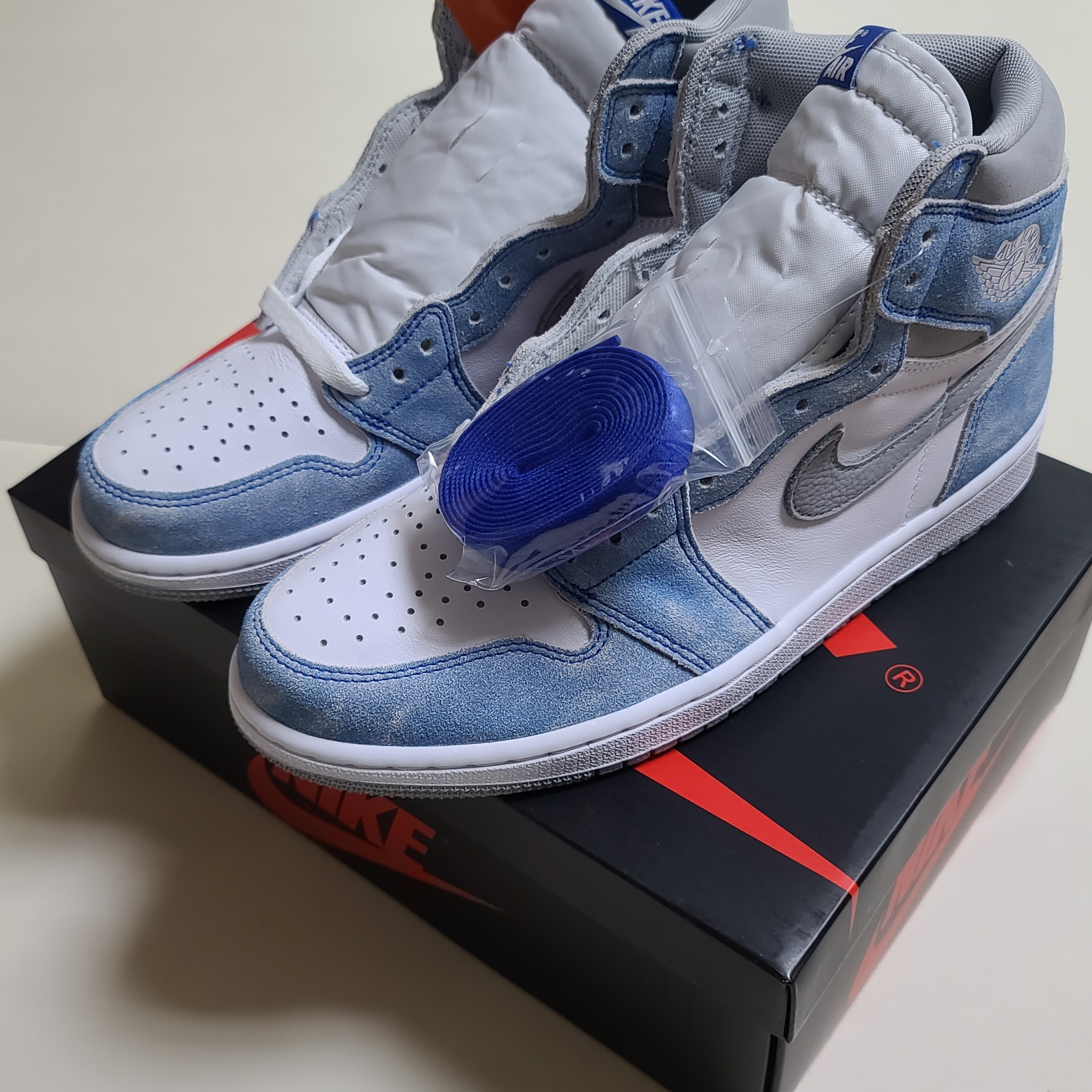 Jordan 1 Retro High OG Hyper Royal 착용 스타일