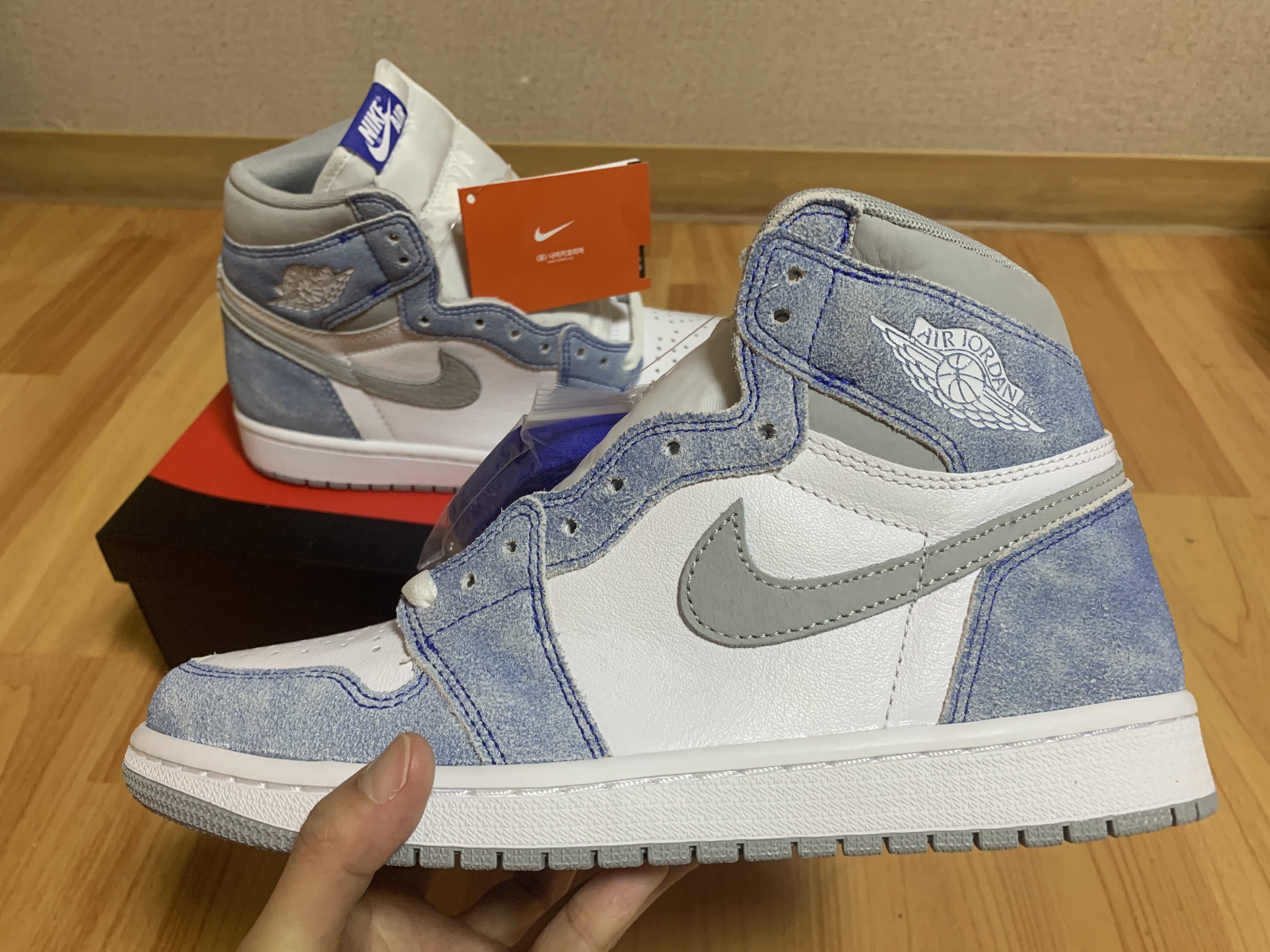 Jordan 1 Retro High OG Hyper Royal 착용 스타일 - 1