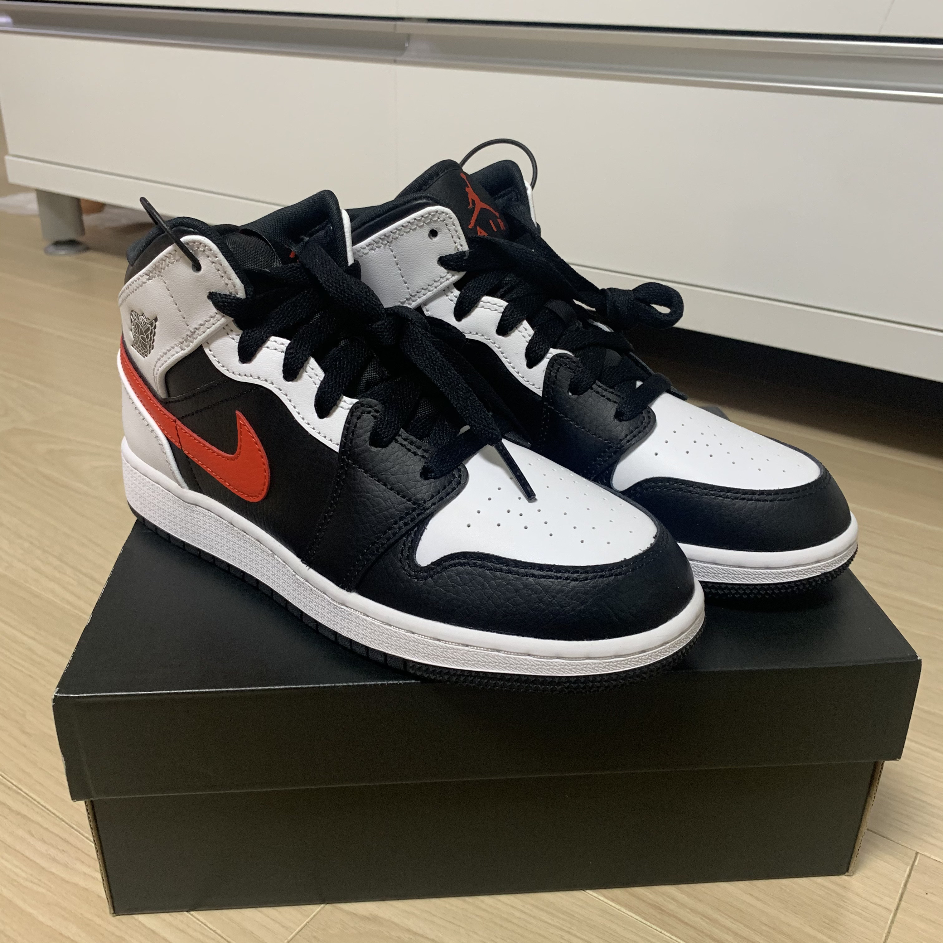 (GS) Jordan 1 Mid Black Chile Red 착용 스타일