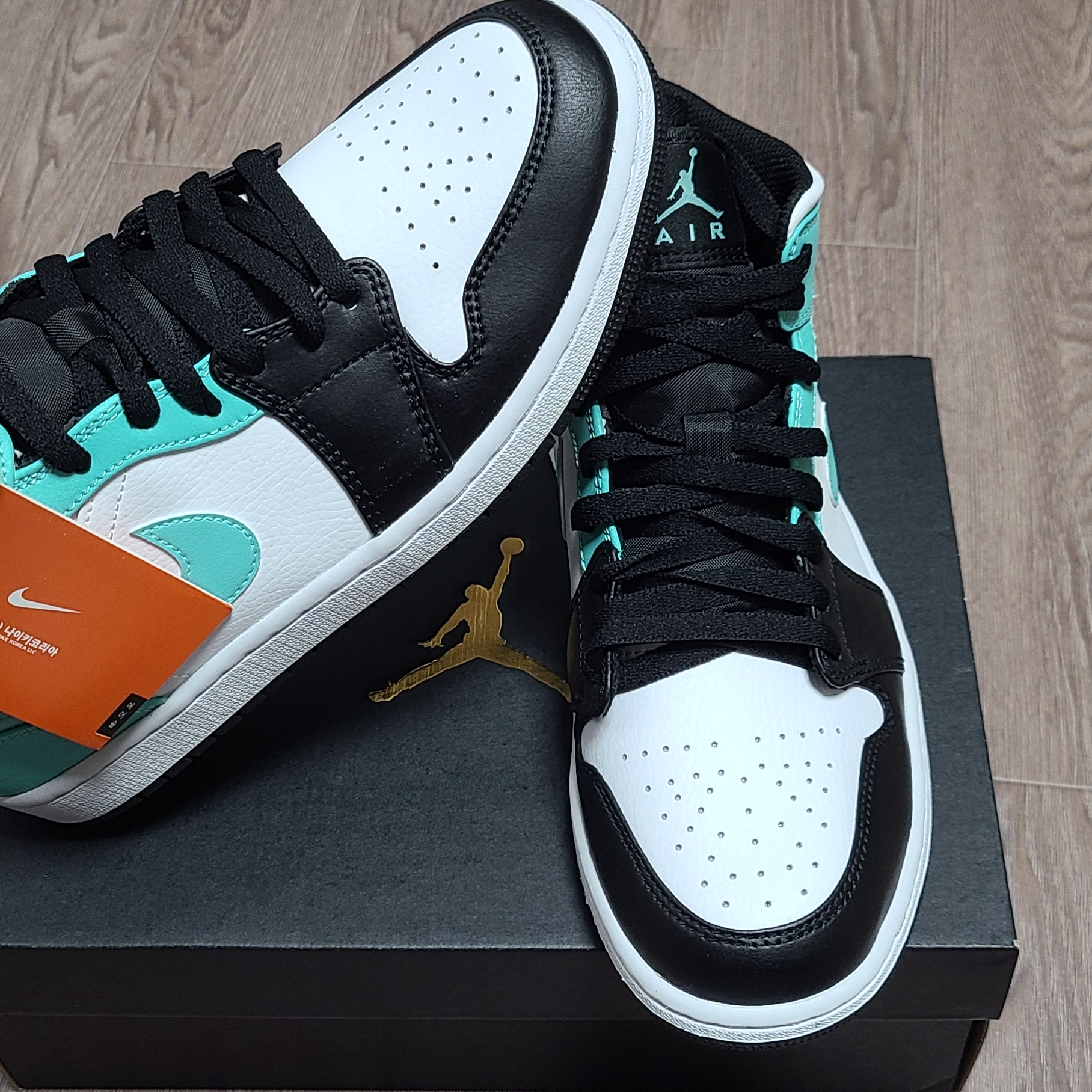 Jordan 1 Mid Tropical Twist 착용 스타일