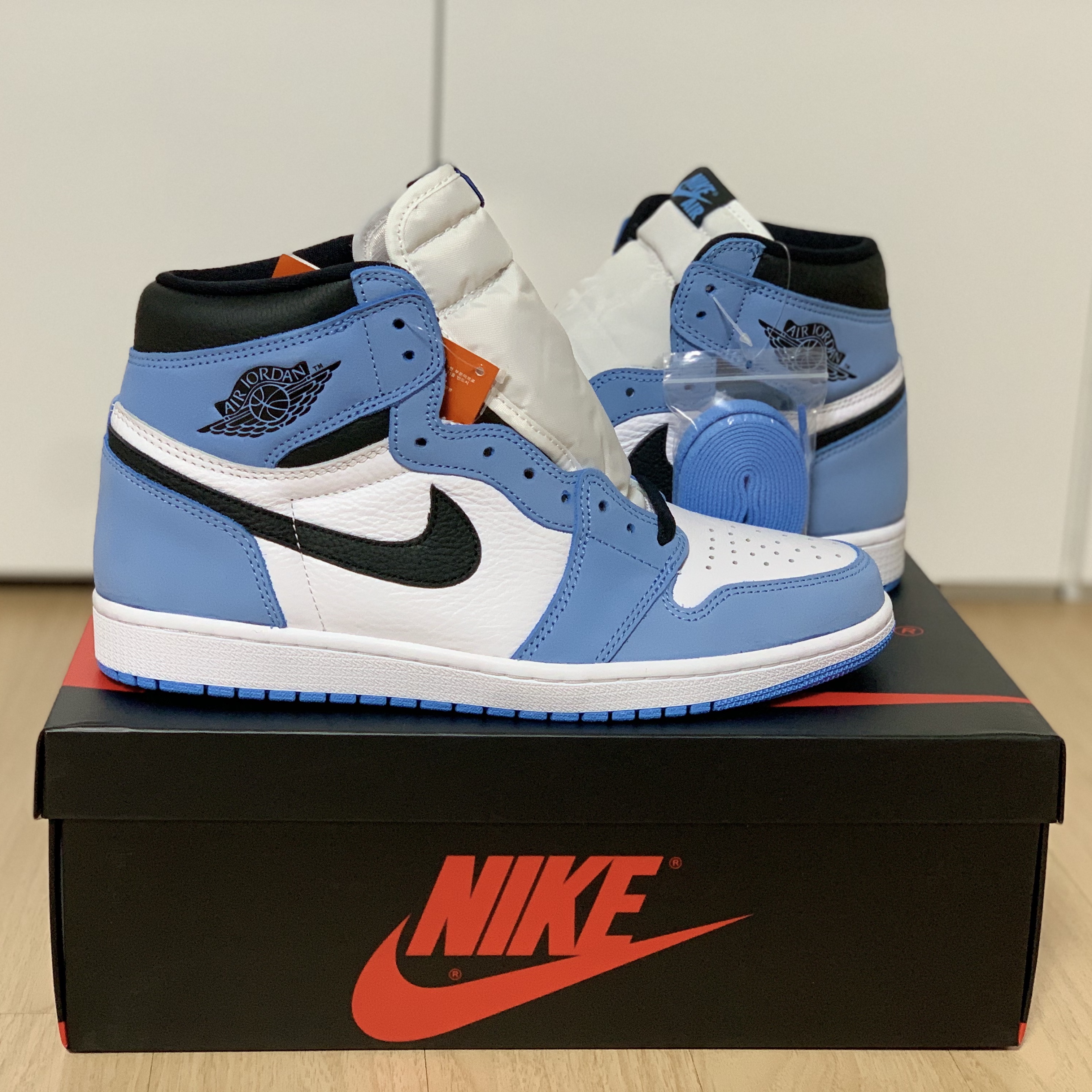 Jordan 1 Retro High OG University Blue 착용 스타일 - 1