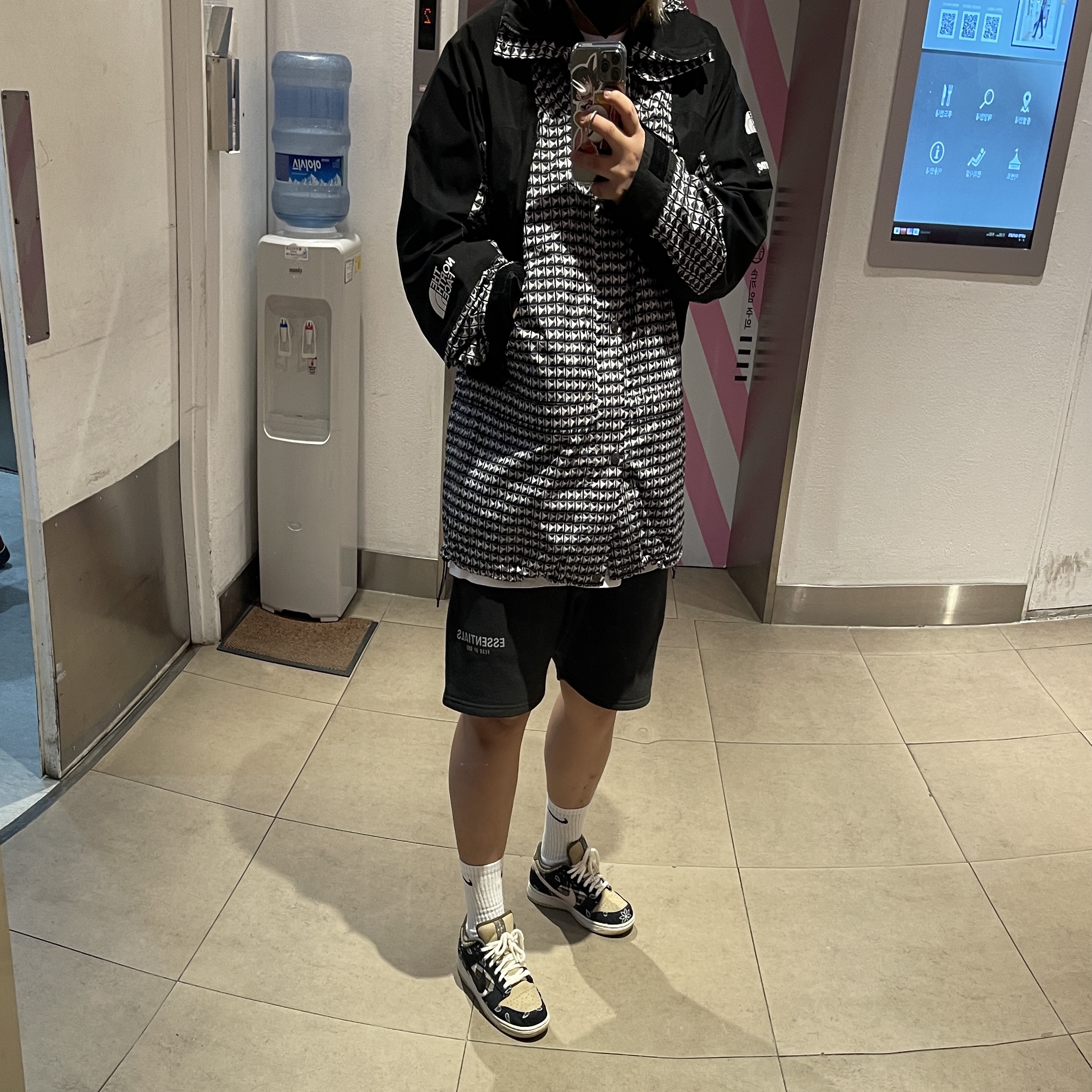 Nike x Travis Scott SB Dunk Low, Supreme x The North Face Studded Mountain Light Jacket Black - 21SS 착용 스타일