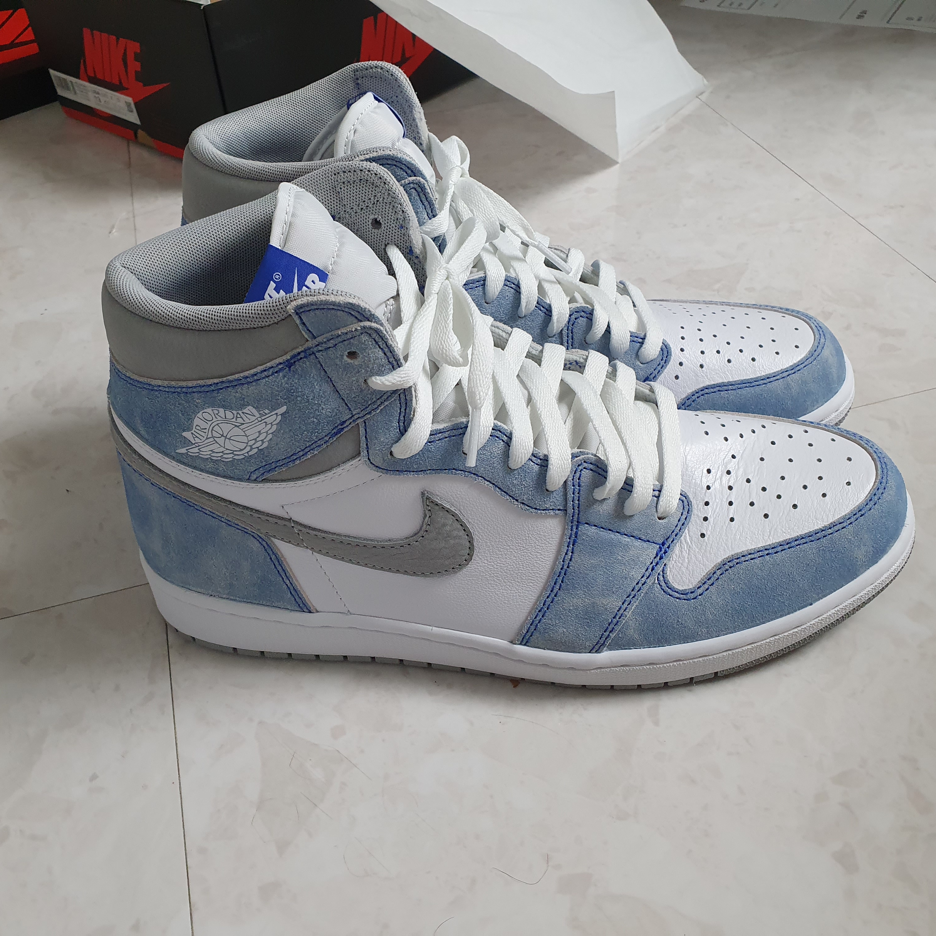 Jordan 1 Retro High OG Hyper Royal 착용 스타일 - 1