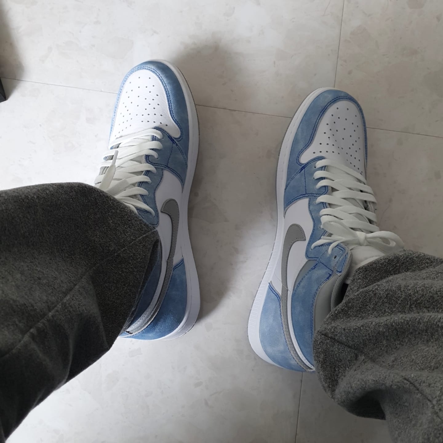 Jordan 1 Retro High OG Hyper Royal 착용 스타일 - 2
