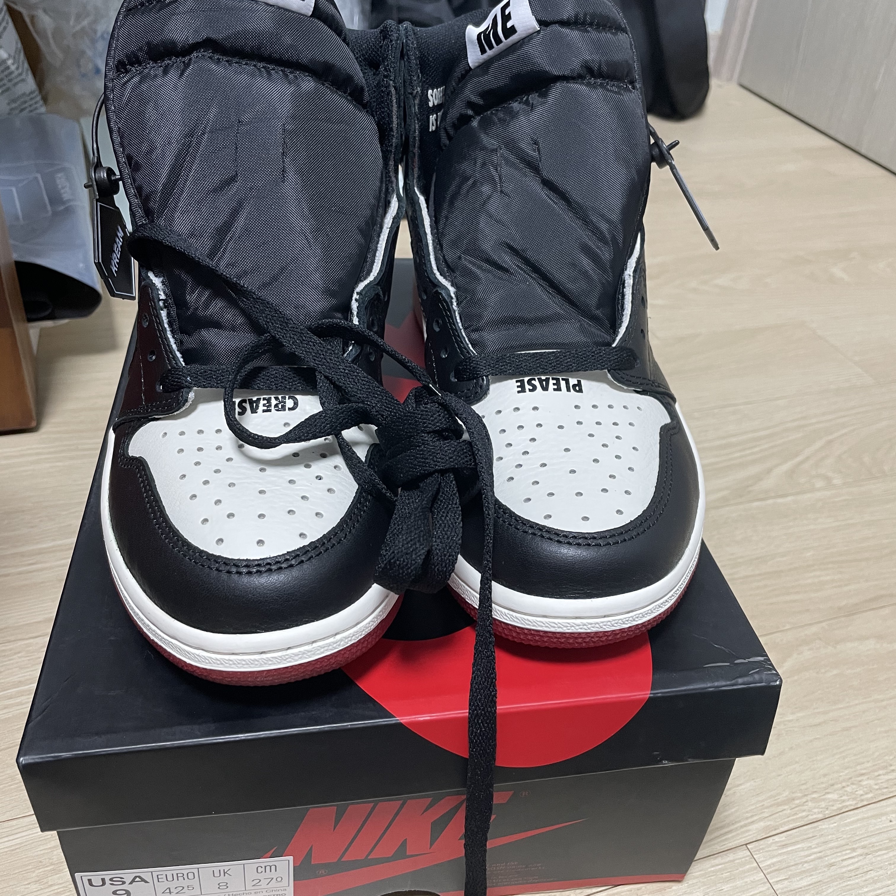 Jordan 1 Retro High Not for Resale Varsity Red 착용 스타일 - 1
