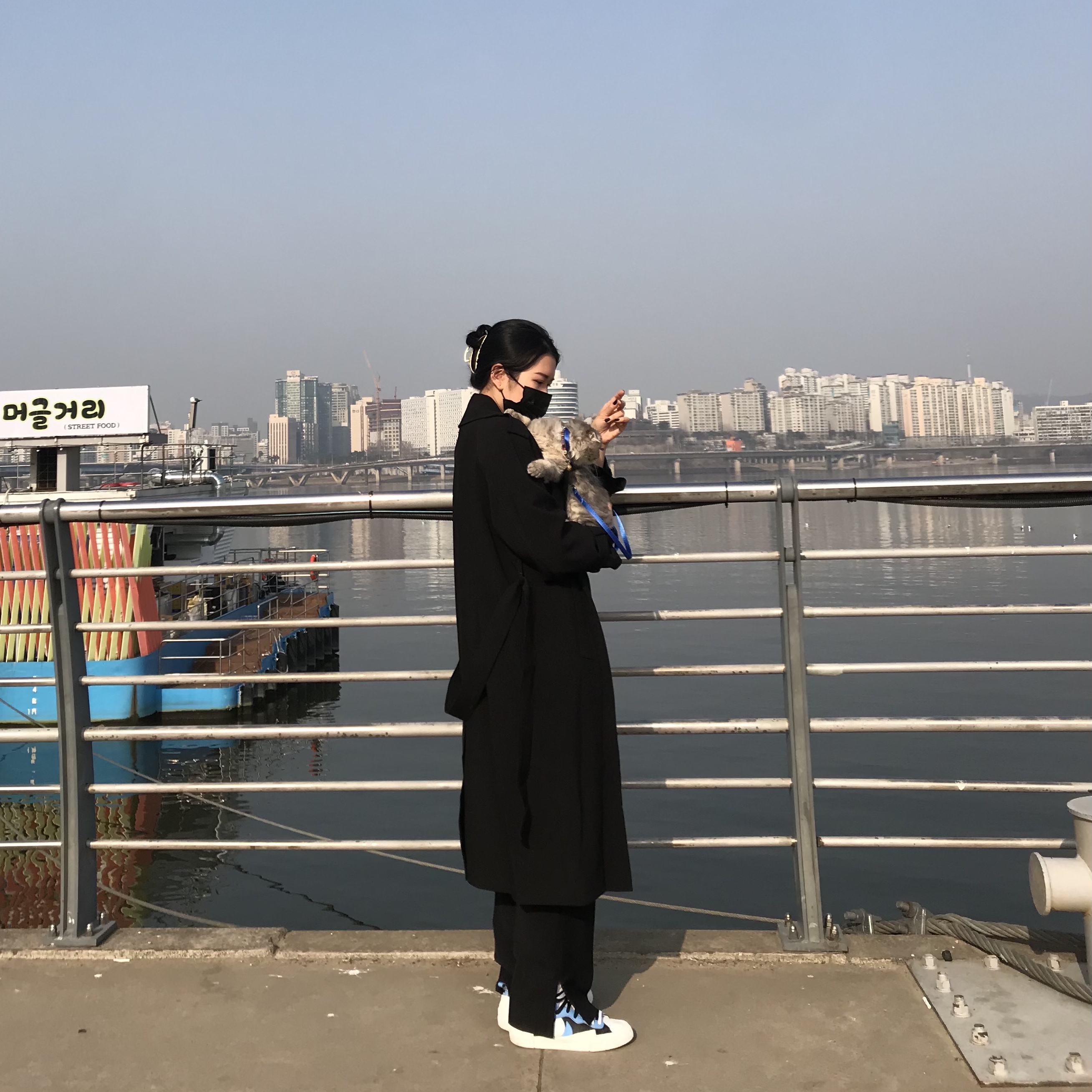 Nike x Sacai Blazer Mid White Black Legend Blue 착용 스타일