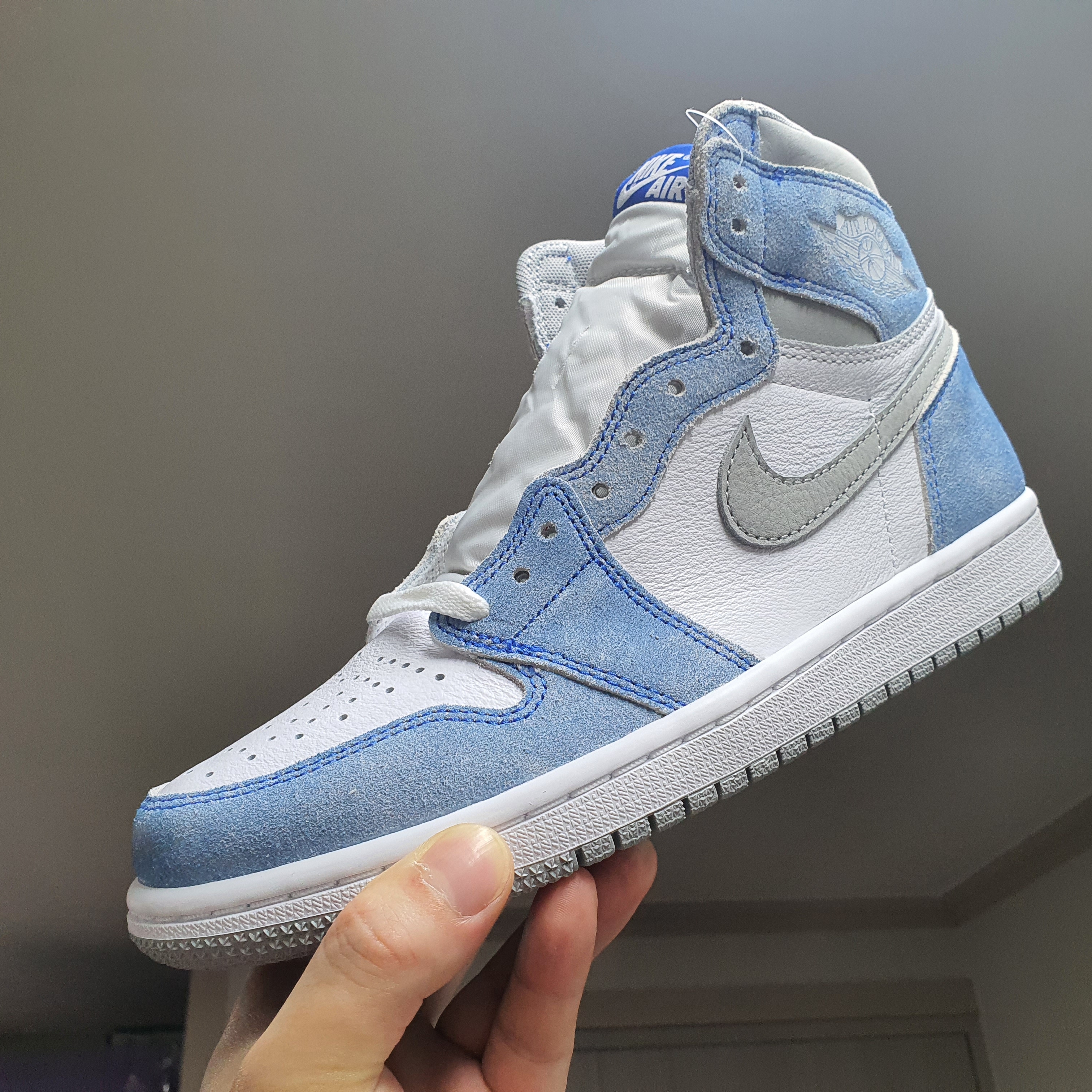 Jordan 1 Retro High OG Hyper Royal 착용 스타일