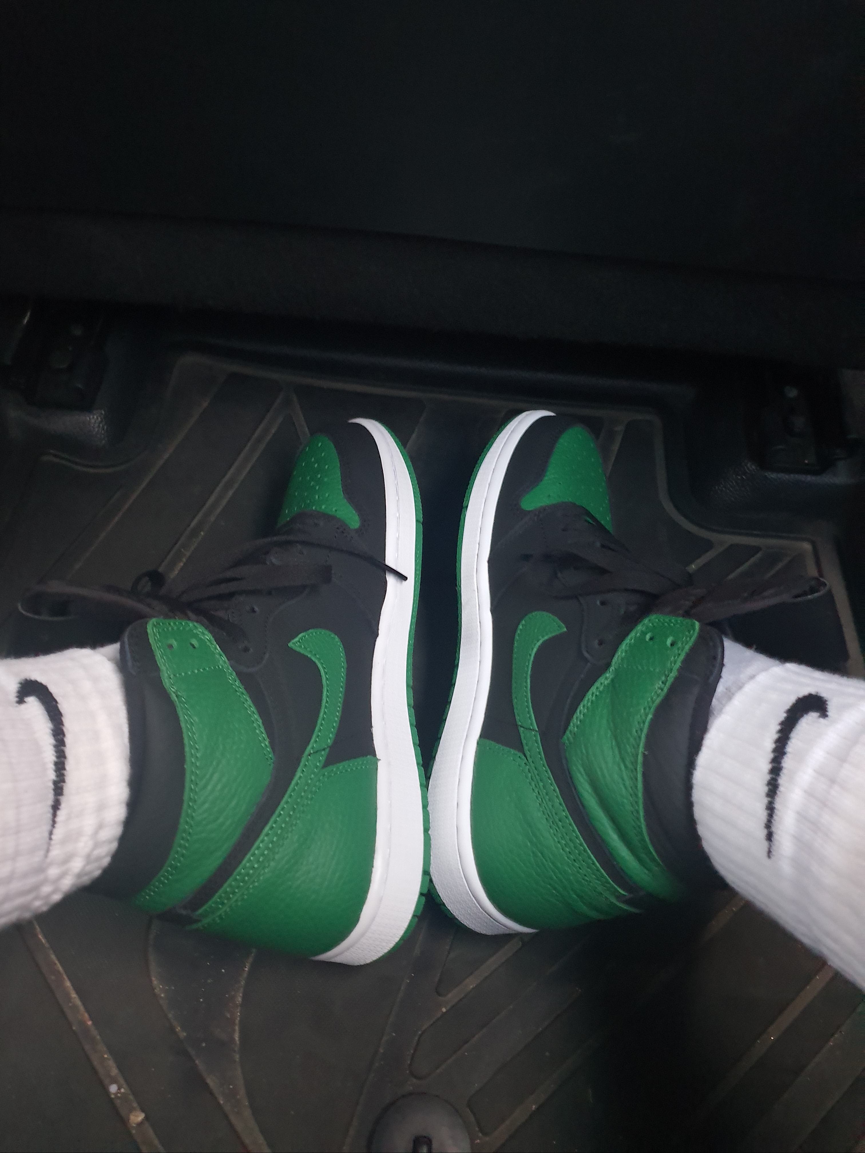 Jordan 1 Retro High OG Pine Green Black 착용 스타일