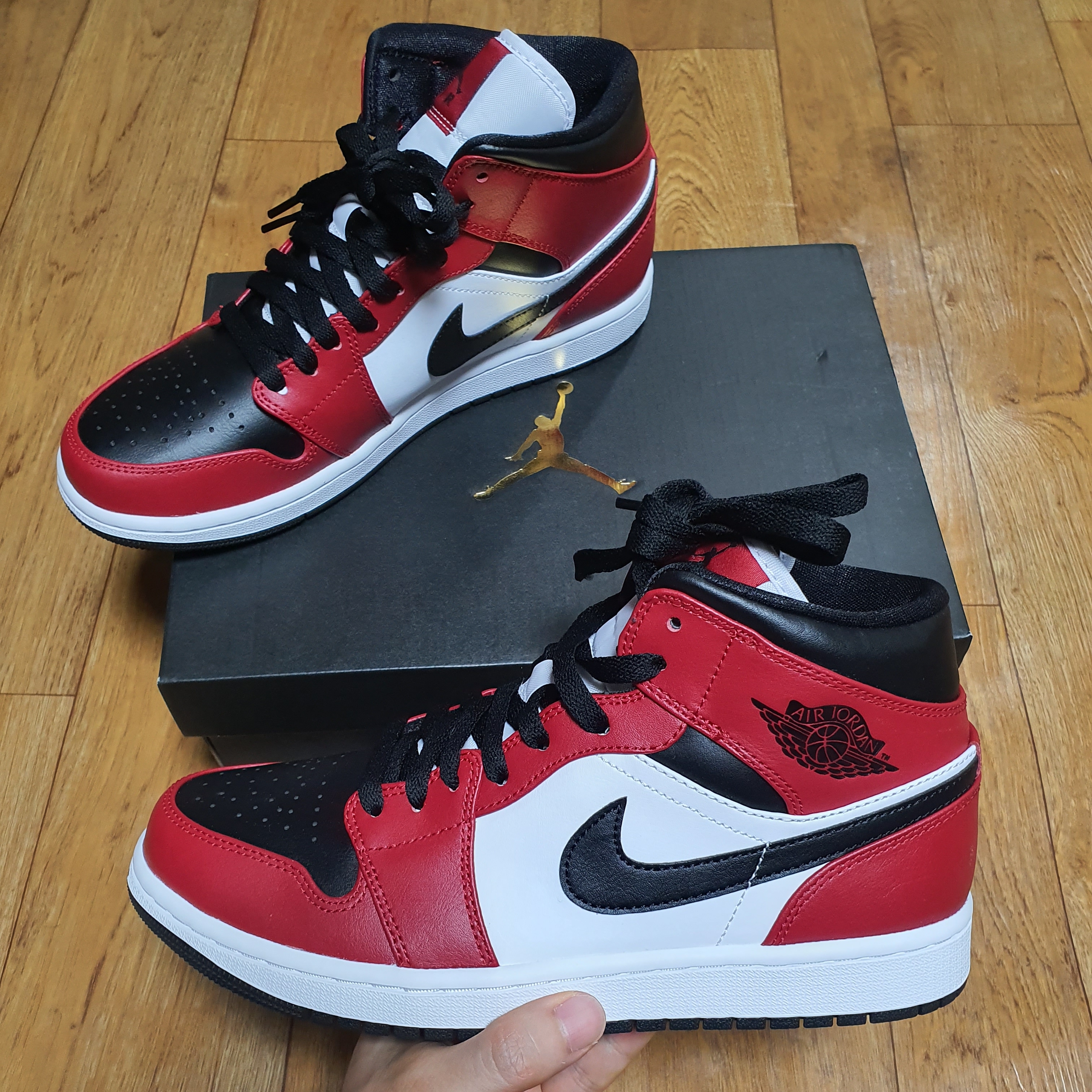 Jordan 1 Mid Chicago Black Toe 착용 스타일