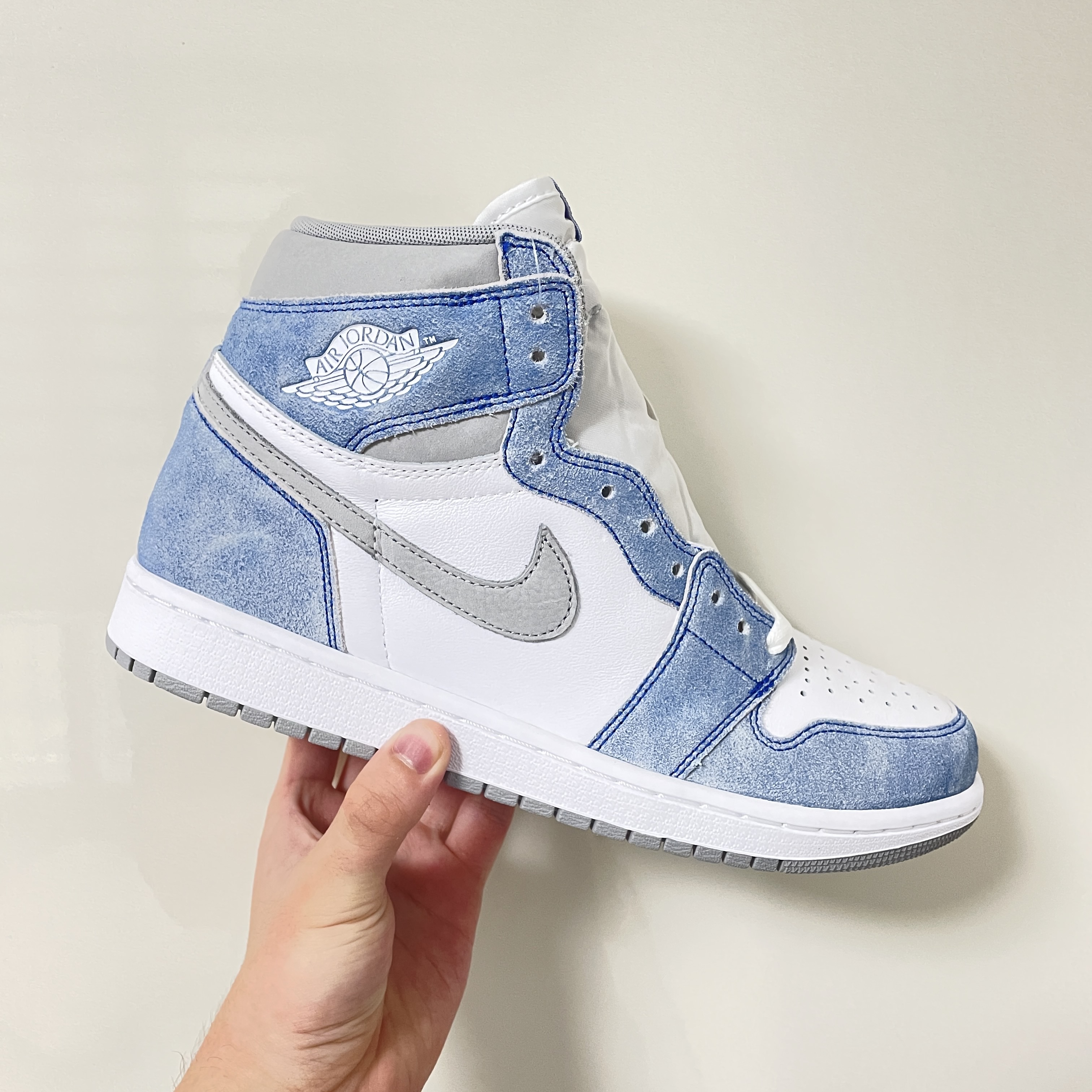 Jordan 1 Retro High OG Hyper Royal 착용 스타일