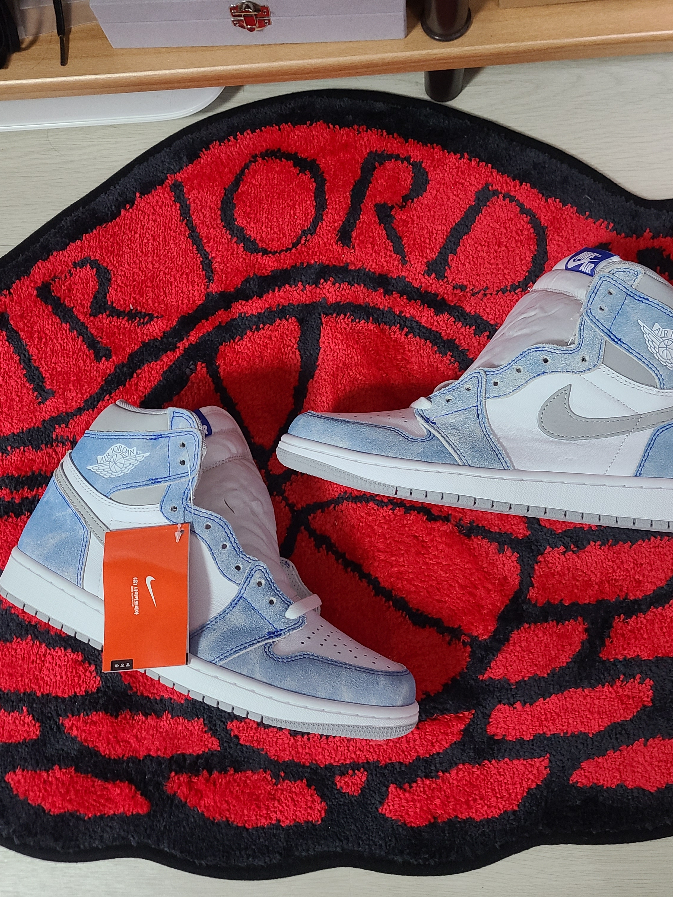 Jordan 1 Retro High OG Hyper Royal, Jordan 1 Retro High OG University Blue 착용 스타일 - 1