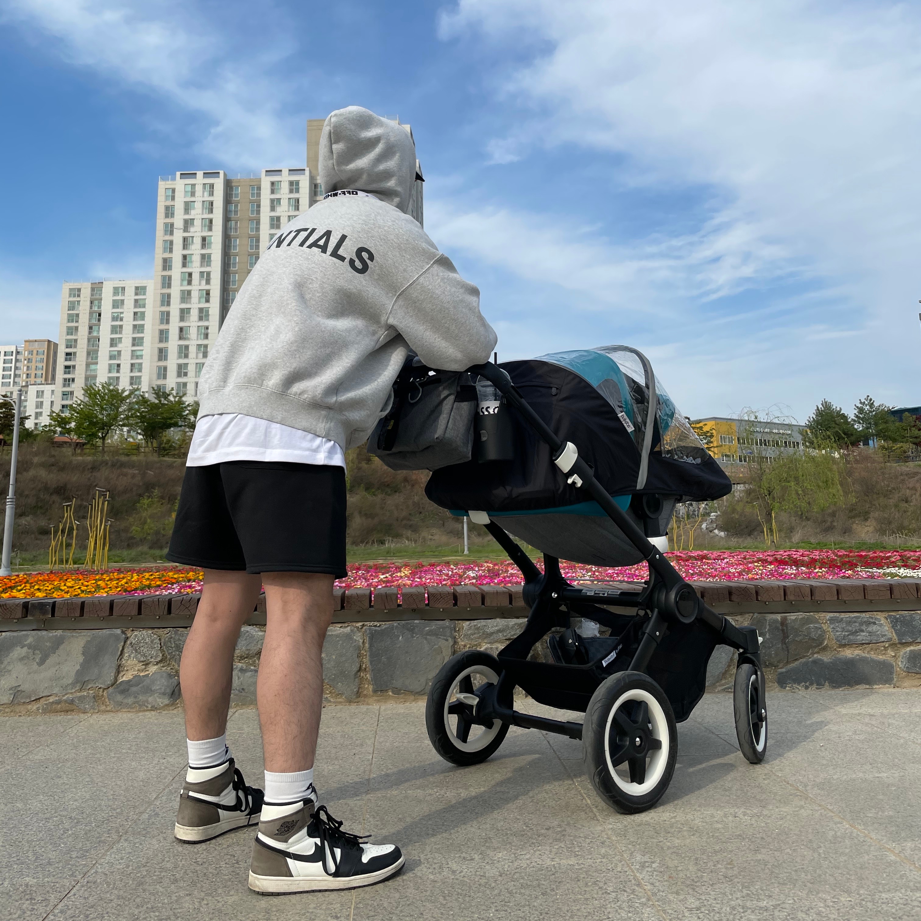 Essentials Sweatshorts Black 2020, Jordan 1 Retro High OG Black Mocha 착용 스타일