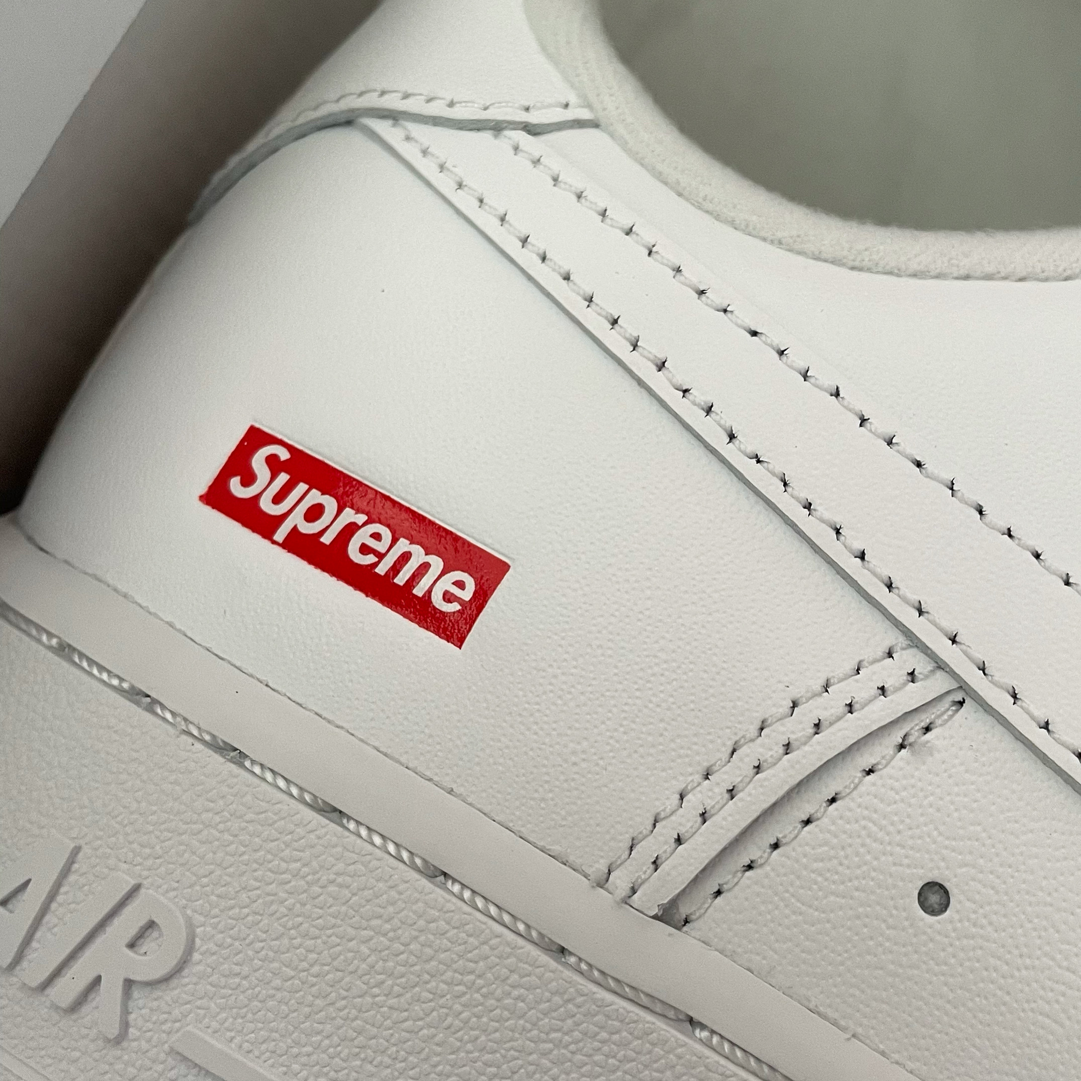 Nike x Supreme Air Force 1 Low White 착용 스타일 - 2