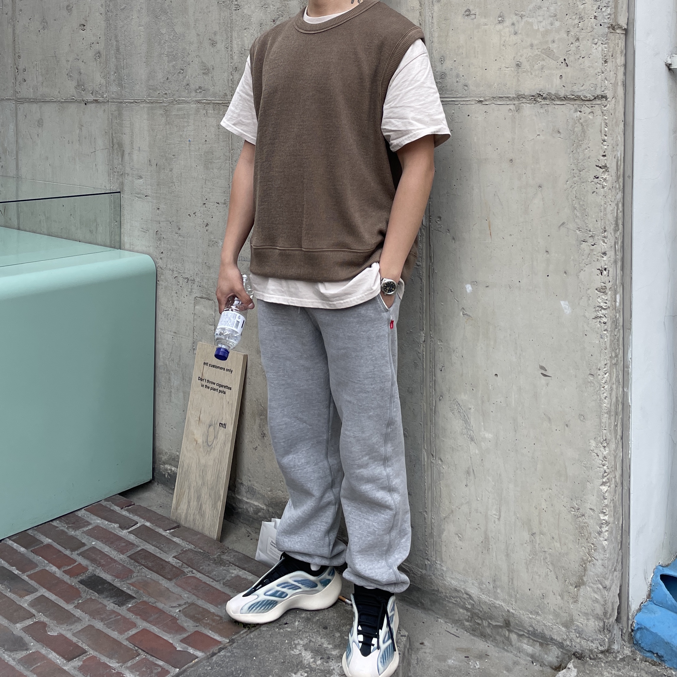 Adidas Yeezy 700 V3 Kyanite 착용 스타일