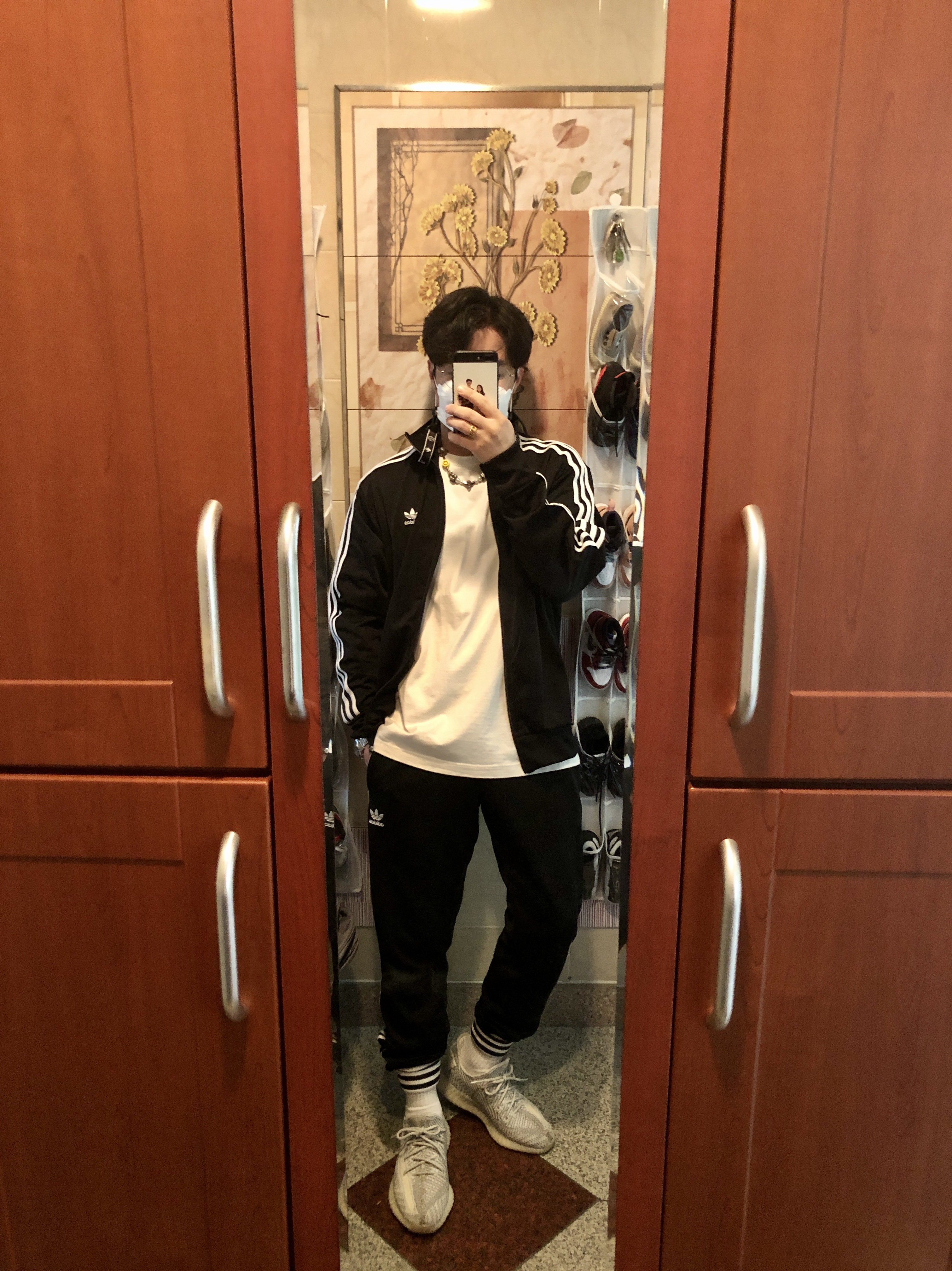 Adidas Yeezy 700 V3 Kyanite, Essentials Sweatshorts Black 2020 착용 스타일 - 4