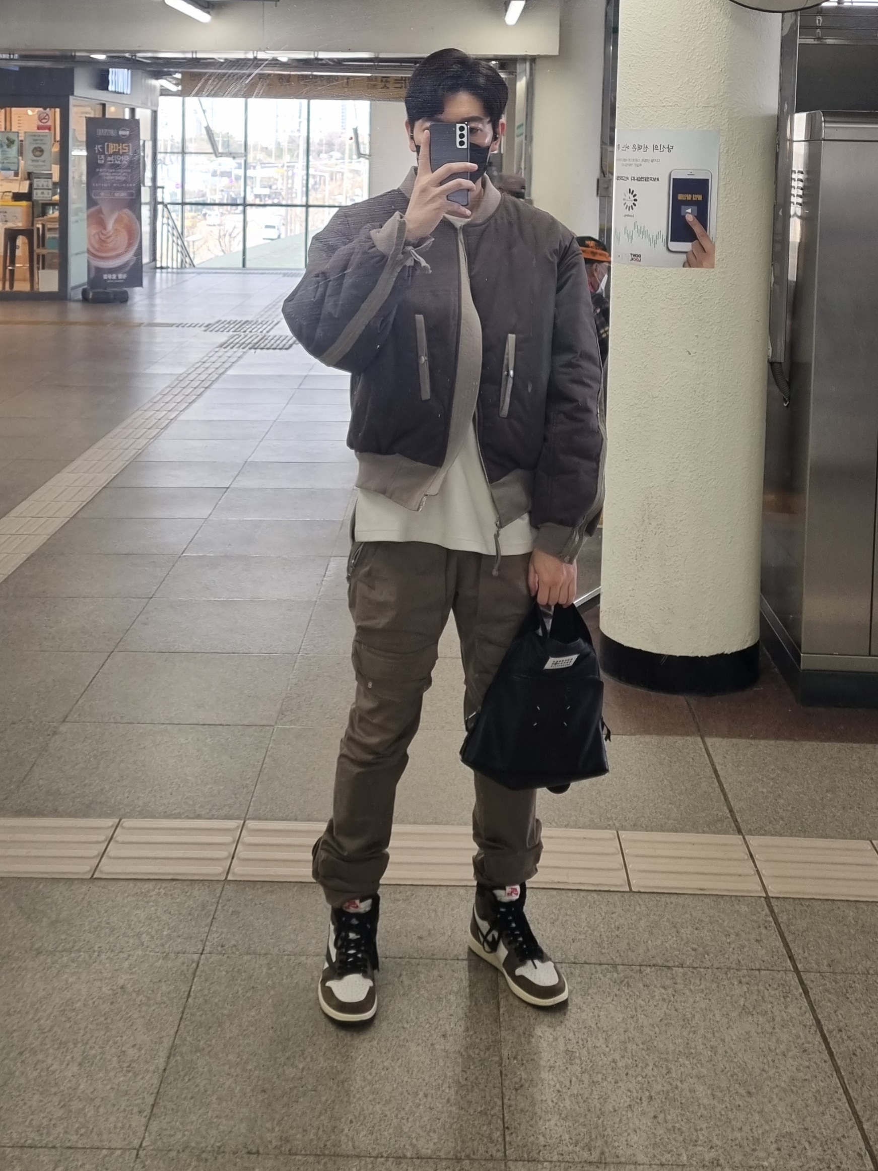 Jordan 1 x Travis Scott Retro High OG SP Mocha 착용 스타일 - 1