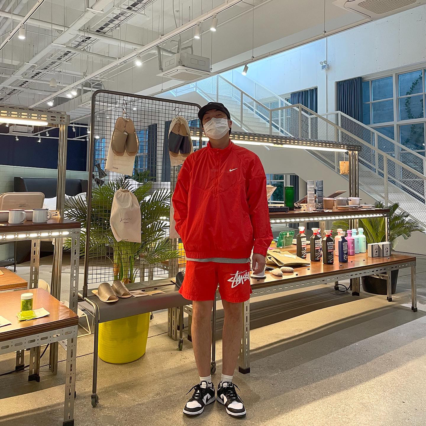Nike x Stussy Windrunner Jacket Habanero Red, Nike x Stussy Water Shorts Habanero Red 착용 스타일 - 1