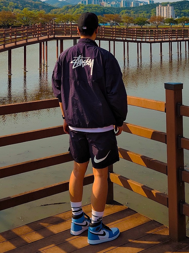 Nike x Stussy Windrunner Jacket Off Noir, Nike x Stussy Water Shorts Off Noir 착용 스타일