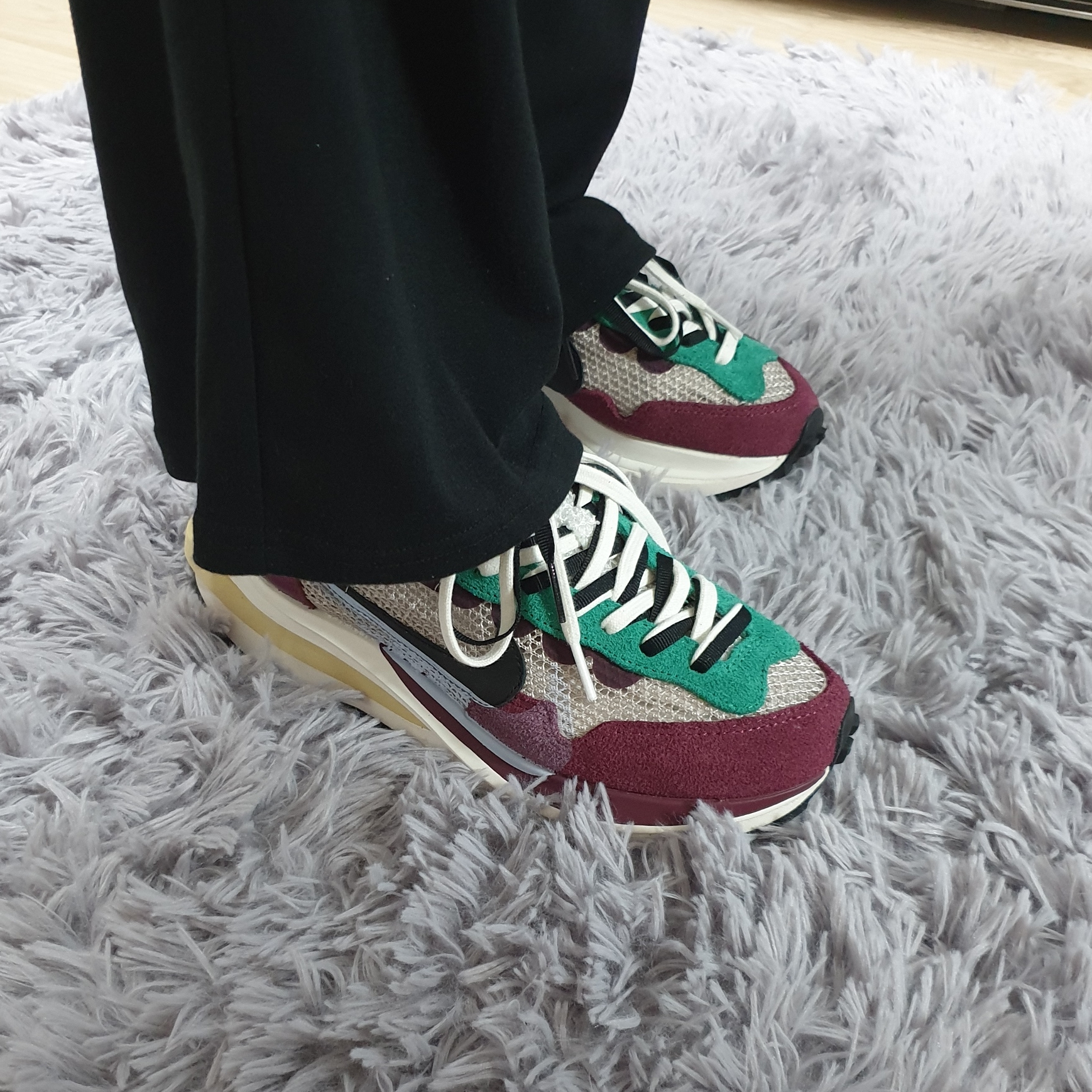 Nike x Sacai VaporWaffle String & Black Villain Red 착용 스타일 - 3