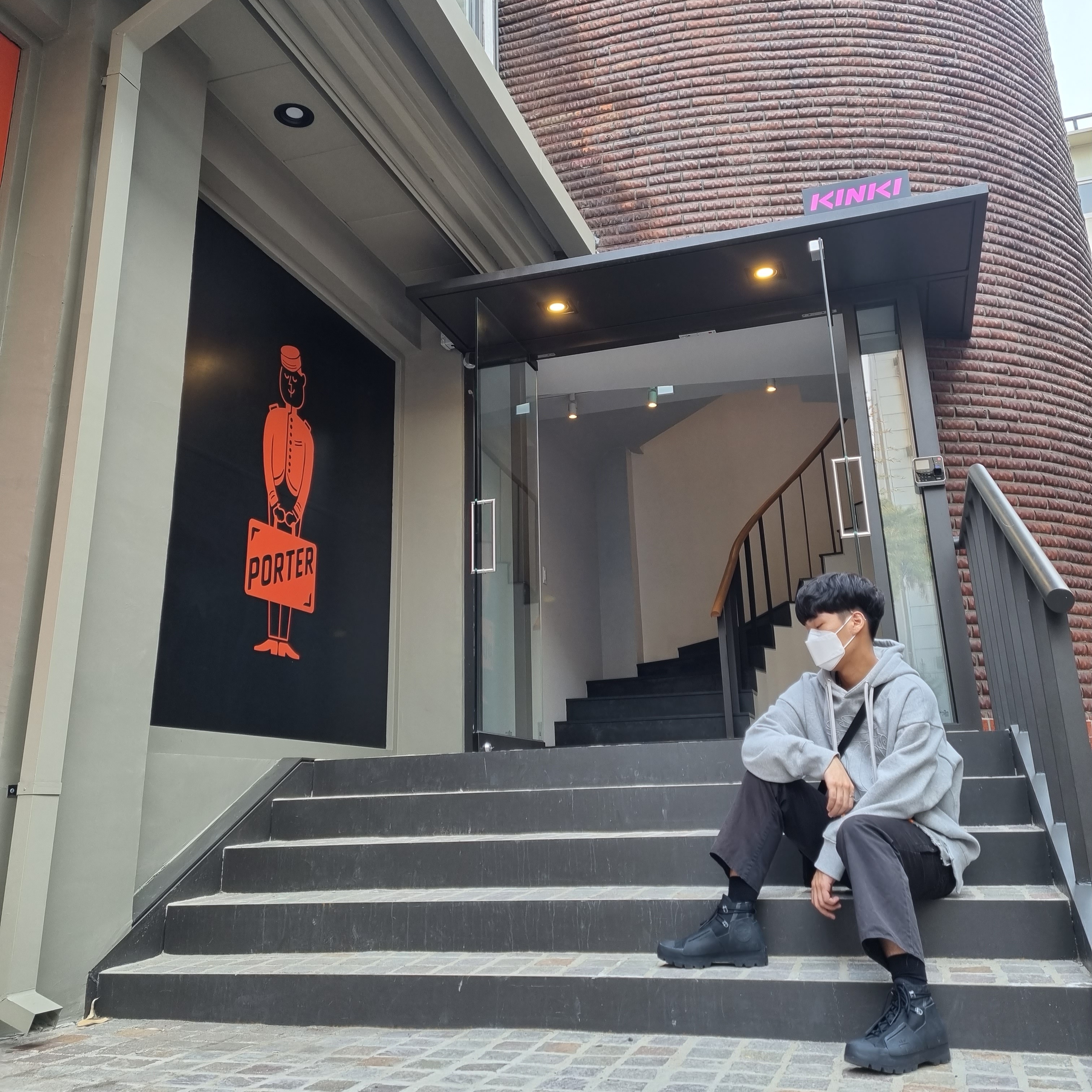 Converse x A-Cold-Wall Chuck Taylor All Star Lugged High Black 착용 스타일 - 2