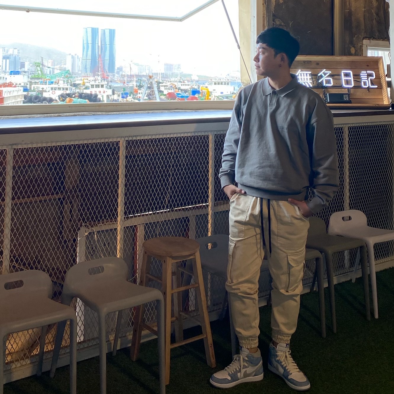 Jordan 1 Retro High OG Hyper Royal, Essentials Long Sleeve Boxy Polo Cement - 20FW 착용 스타일
