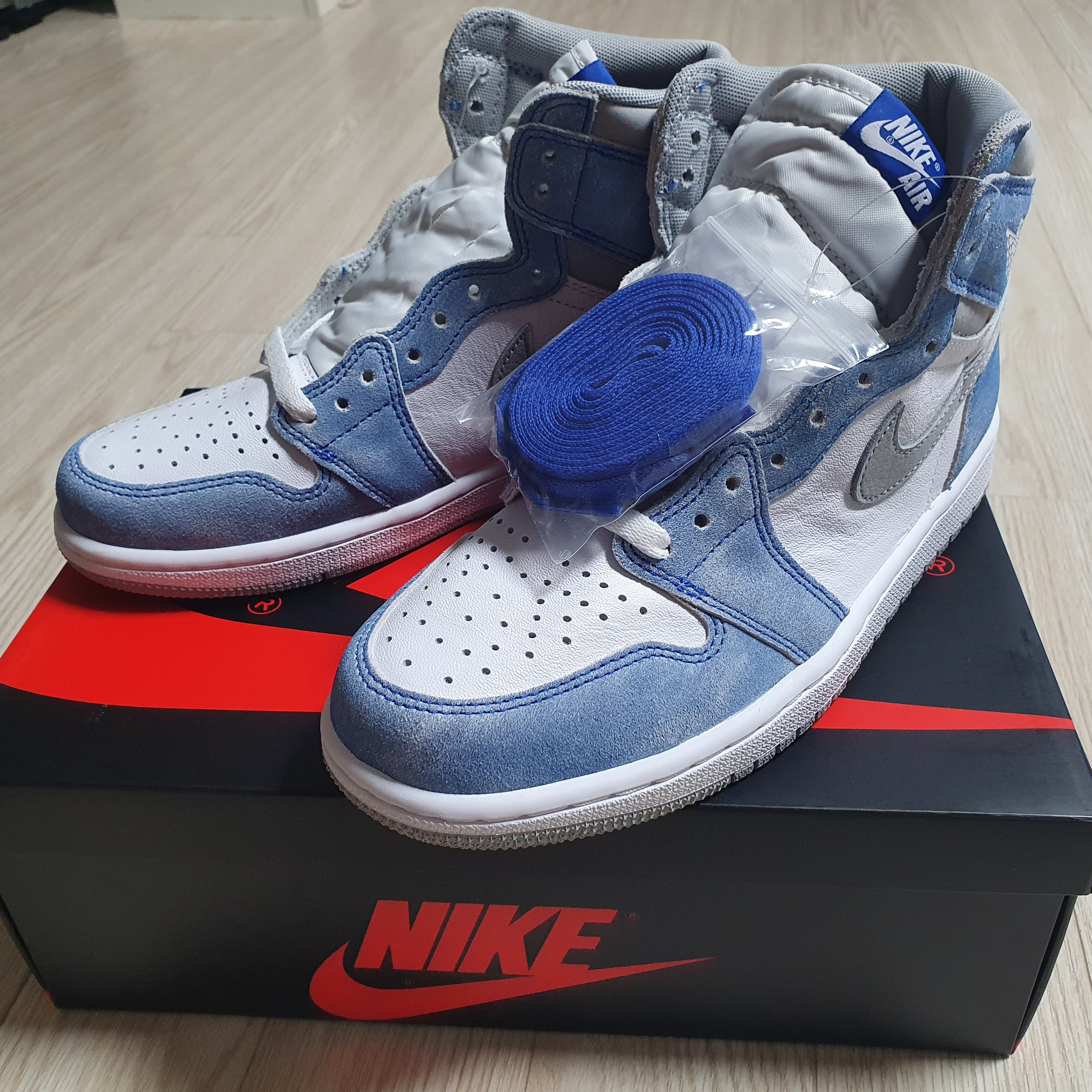 Jordan 1 Retro High OG Hyper Royal 착용 스타일 - 1