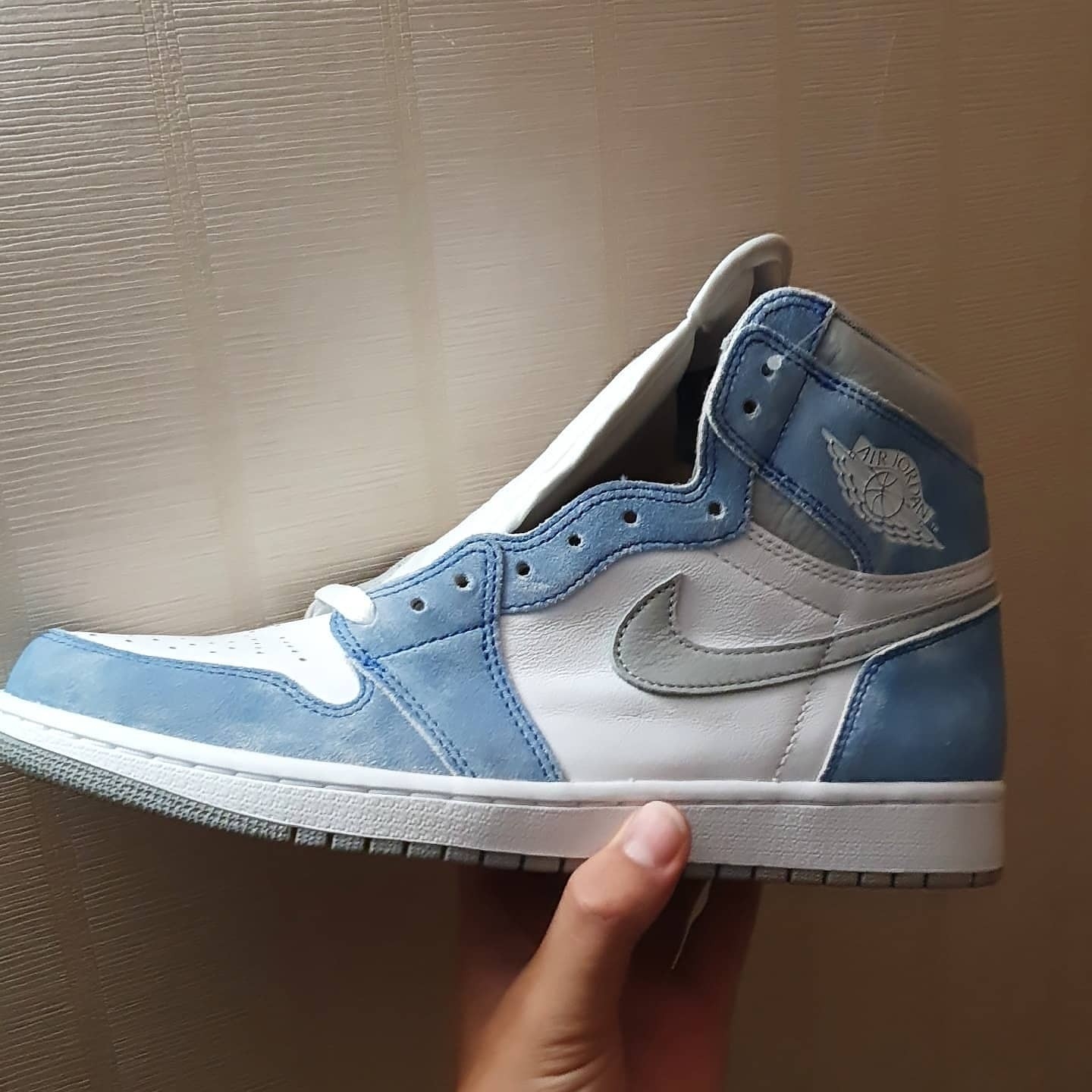 Jordan 1 Retro High OG Hyper Royal 착용 스타일 - 1