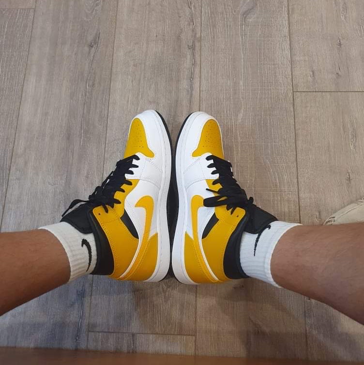 Jordan 1 Mid White University Gold 착용 스타일