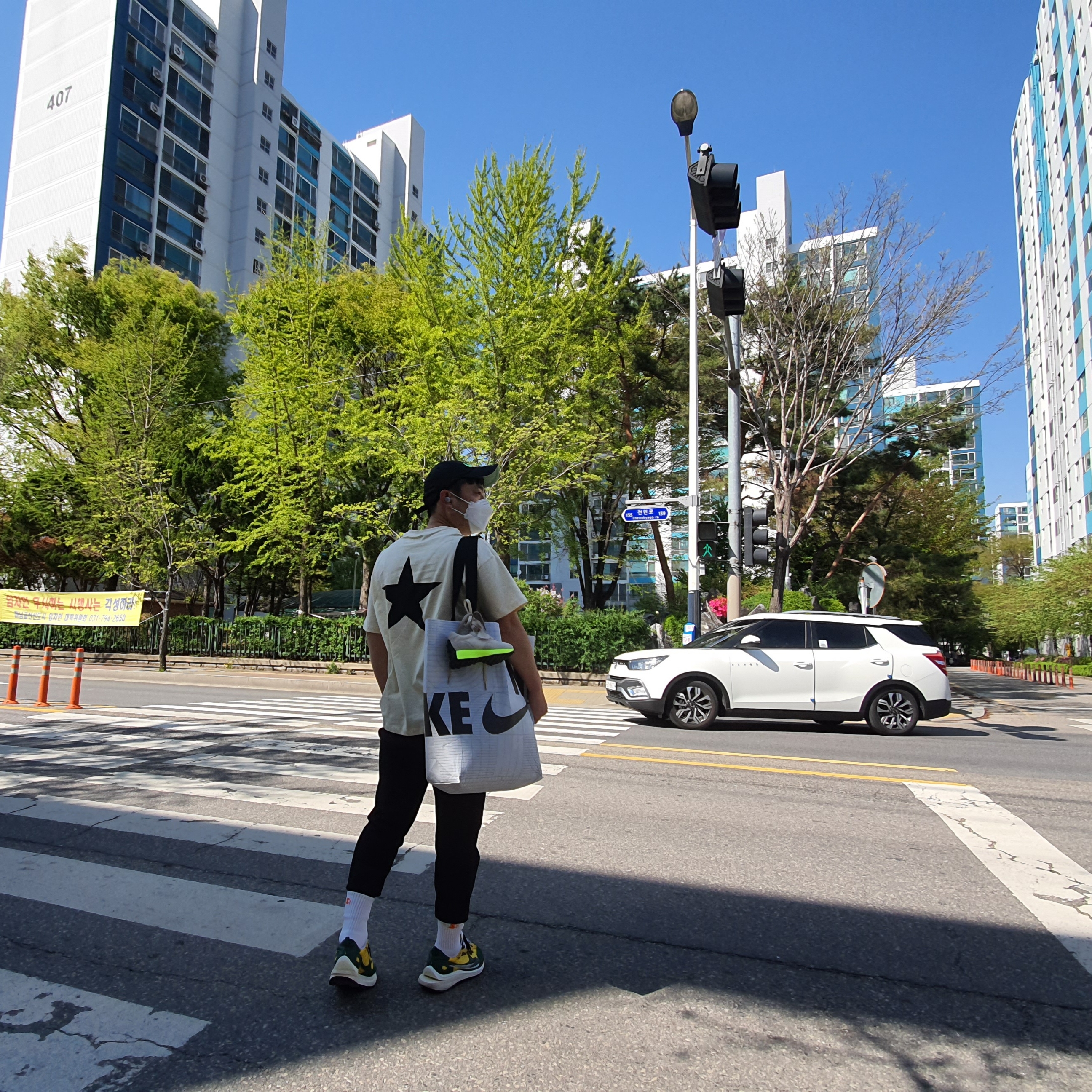 Nike x Sacai VaporWaffle Tour Yellow & Gorge Green Sail 착용 스타일