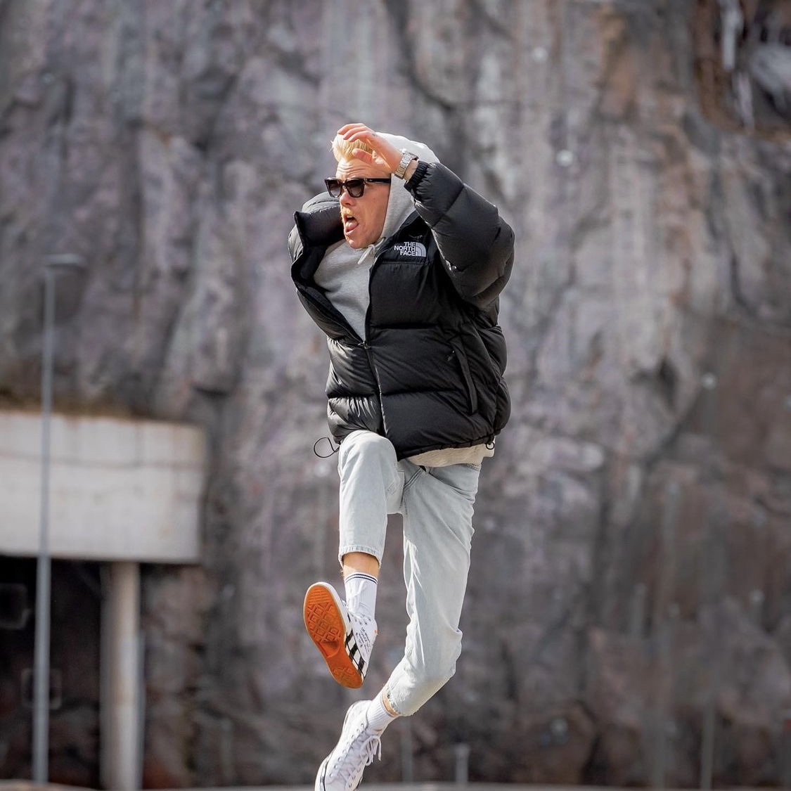 Converse x Off-White Chuck 70 High V2 2021 착용 스타일 - 3
