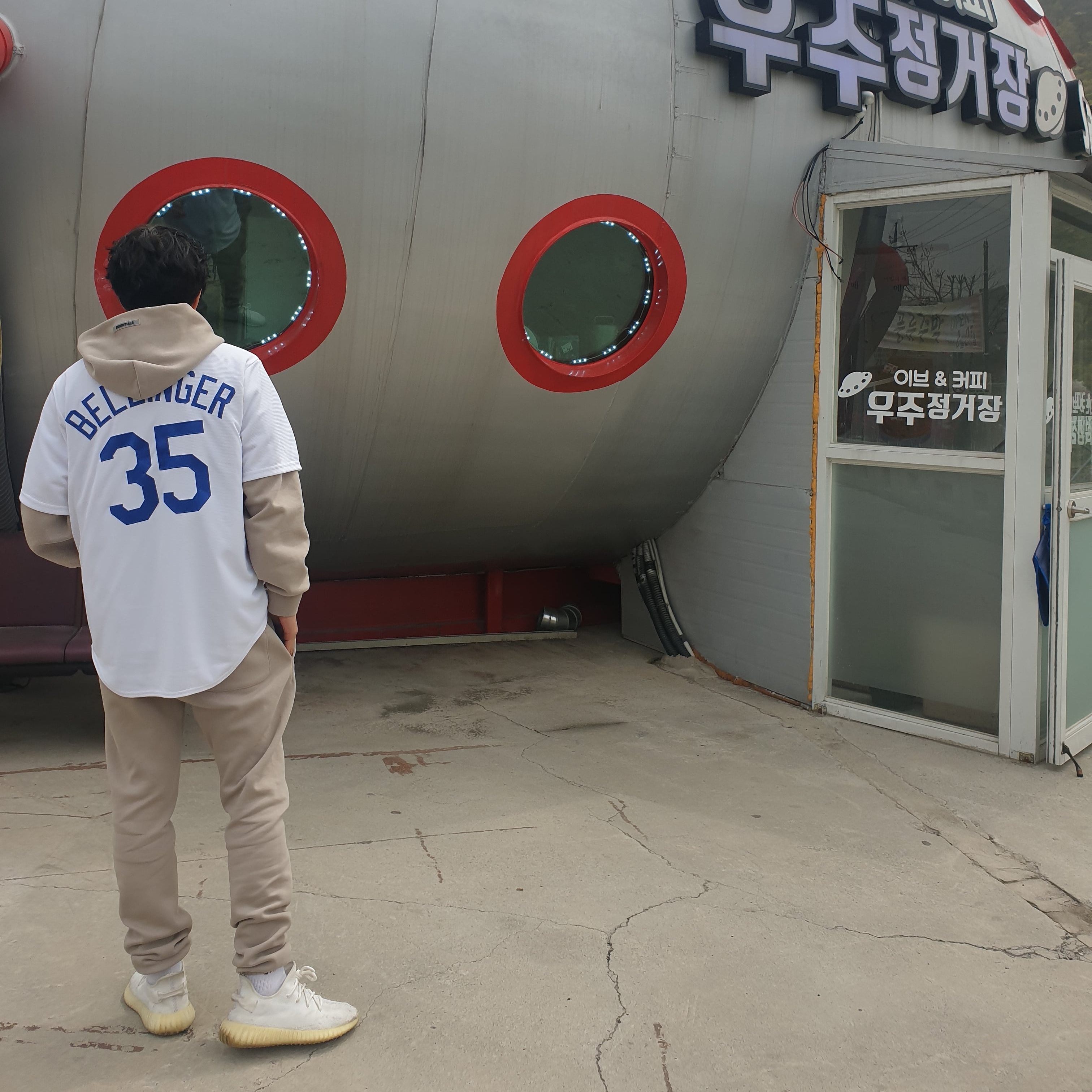 Adidas Yeezy Boost 350 V2 Cream/Triple White, Essentials 3D Silicon Applique Pullover Hoodie String Tan - 20SS 착용 스타일