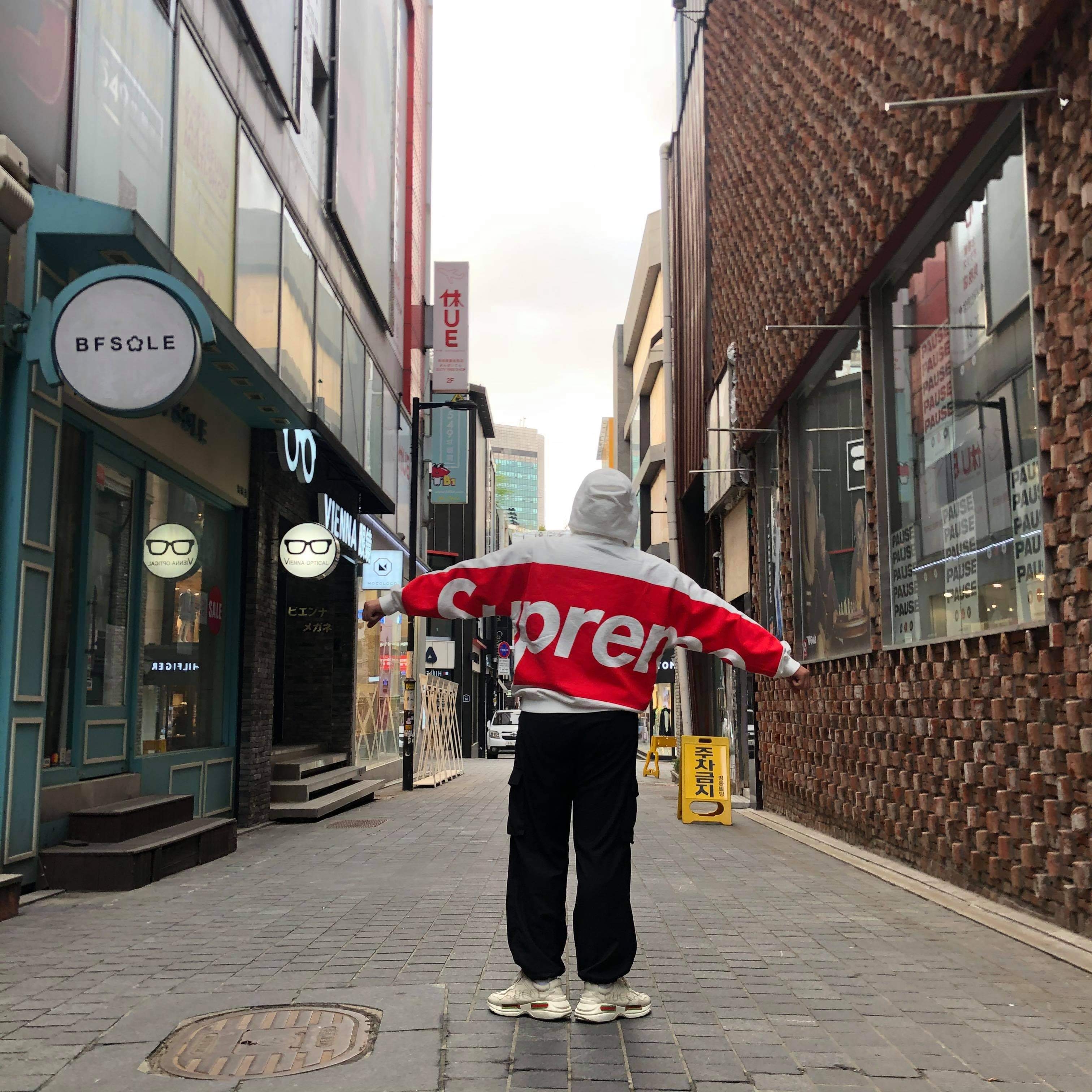 Supreme Big Logo Hooded Sweatshirt White - 21SS, Gucci Rhyton Leather Sneakers Logo 착용 스타일