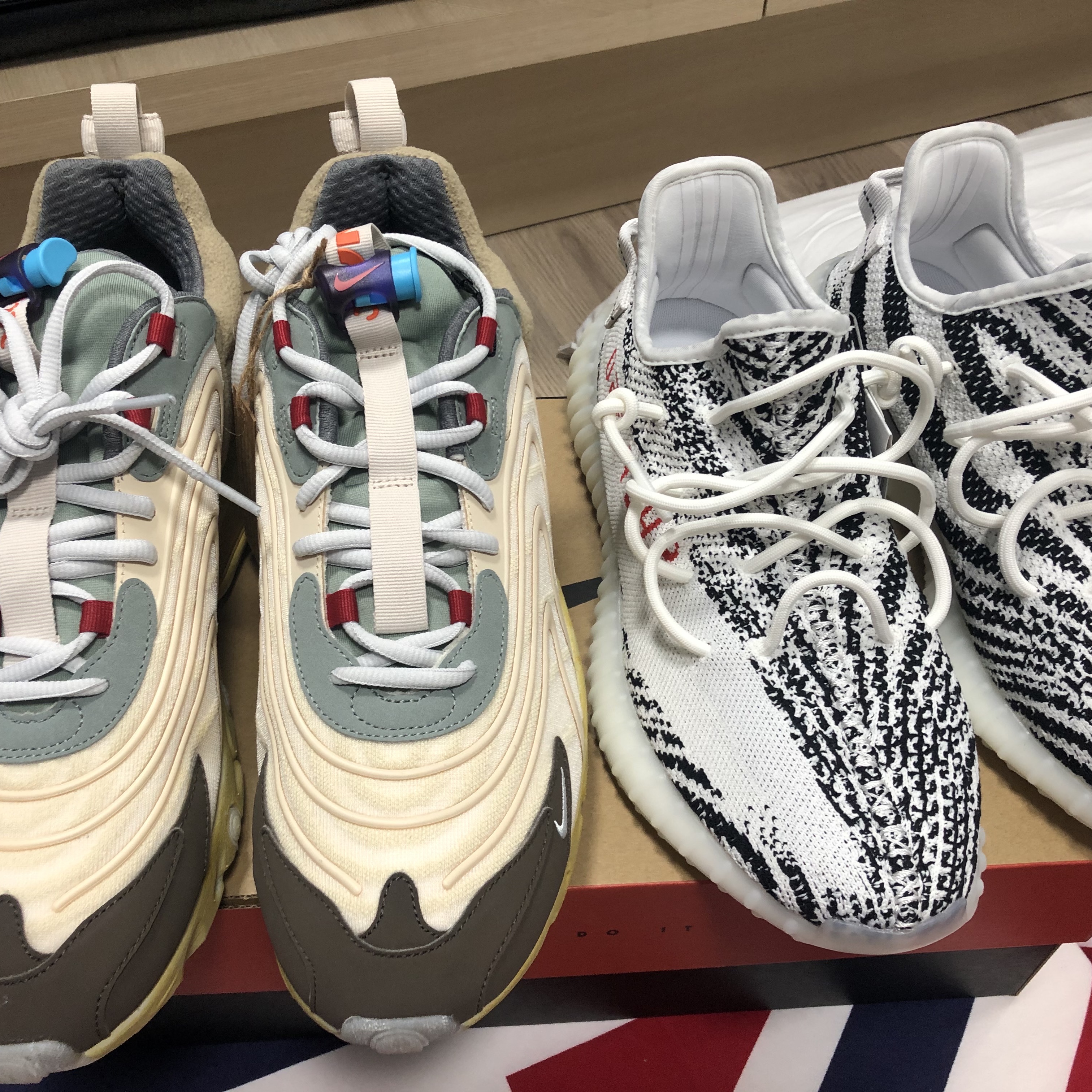 Adidas Yeezy Boost 350 V2 Zebra 2017/2019/2020, Nike x Travis Scott Air Max 270 React Cactus Trails 착용 스타일