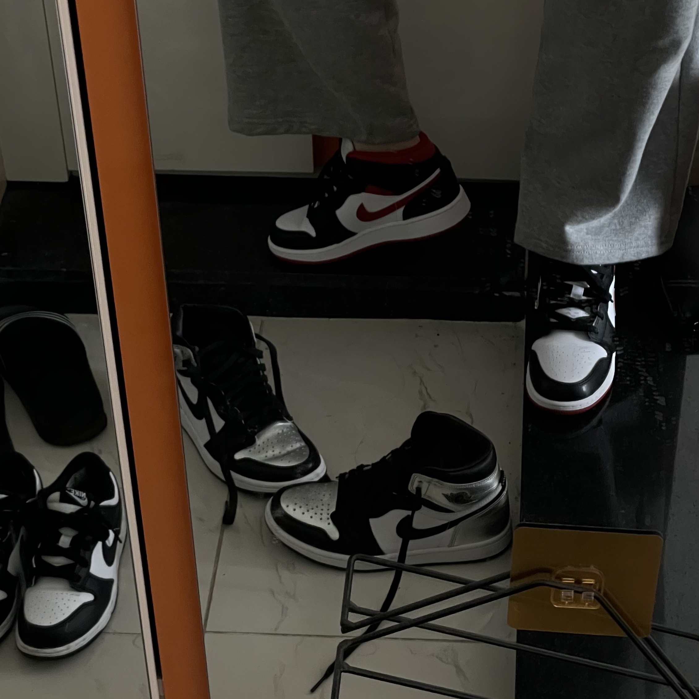 (GS) Jordan 1 Mid Gym Red Black White, (W) Jordan 1 Retro High OG Silver Toe 착용 스타일