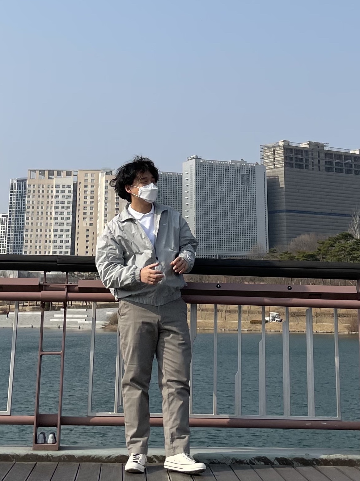 Nike M NRG Track Jacket Grey, Converse x Fear of God Essentials Chuck 70 Hi Natural 2020 착용 스타일