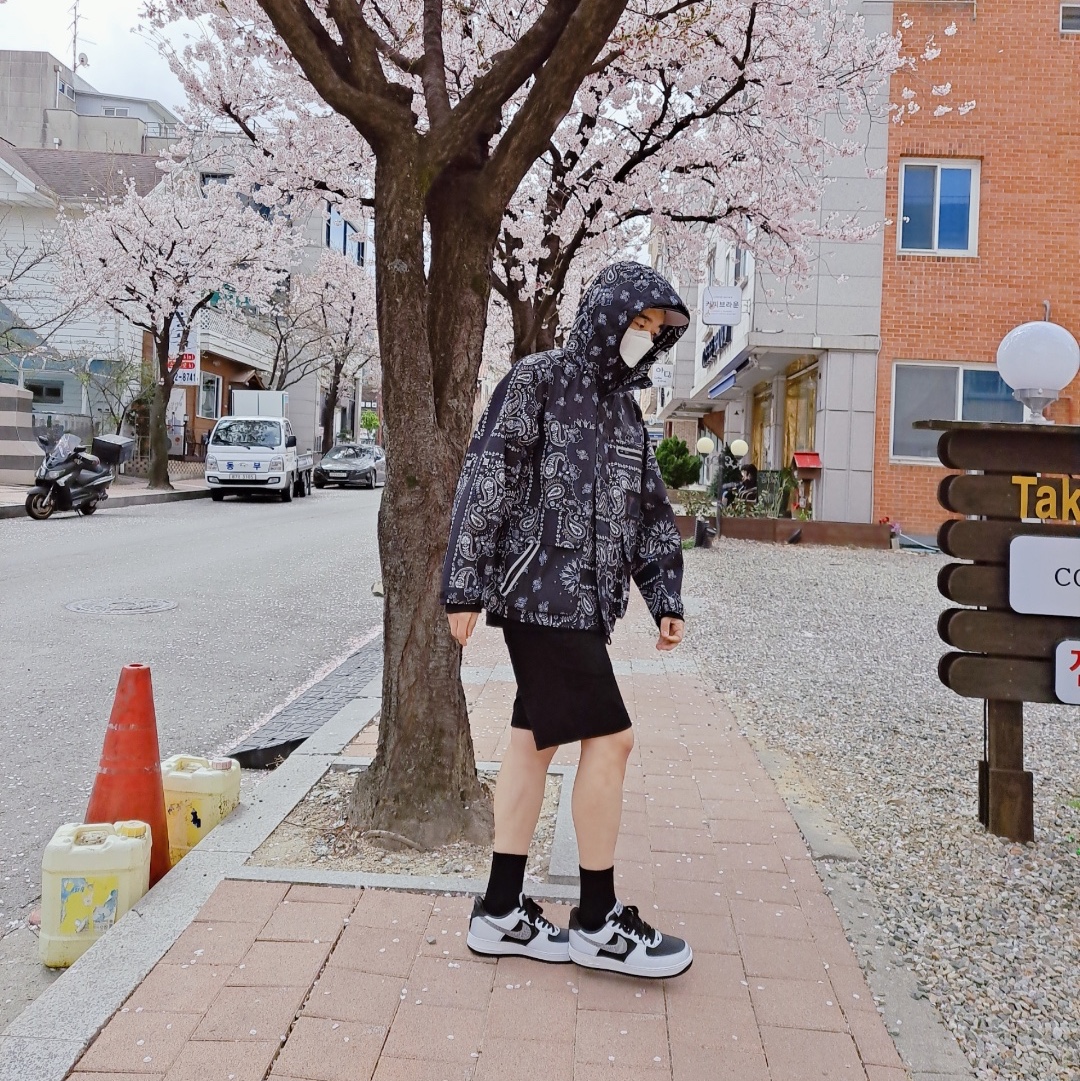 Nike Air Force 1 B Silver Snake 착용 스타일 - 3