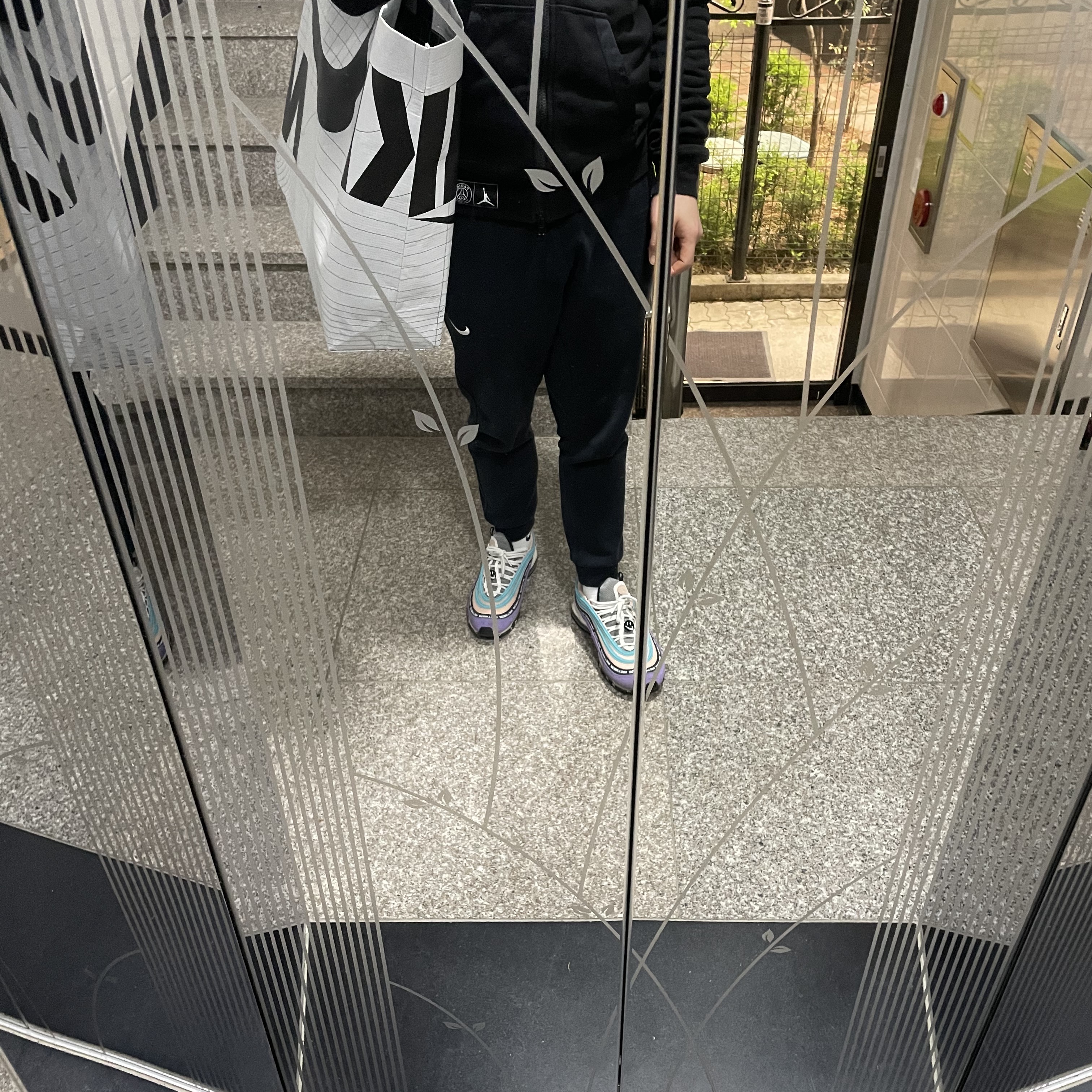 Nike Air Max 97 Have a Nike Day, Jordan 1 Retro High OG Hyper Royal 착용 스타일 - 1