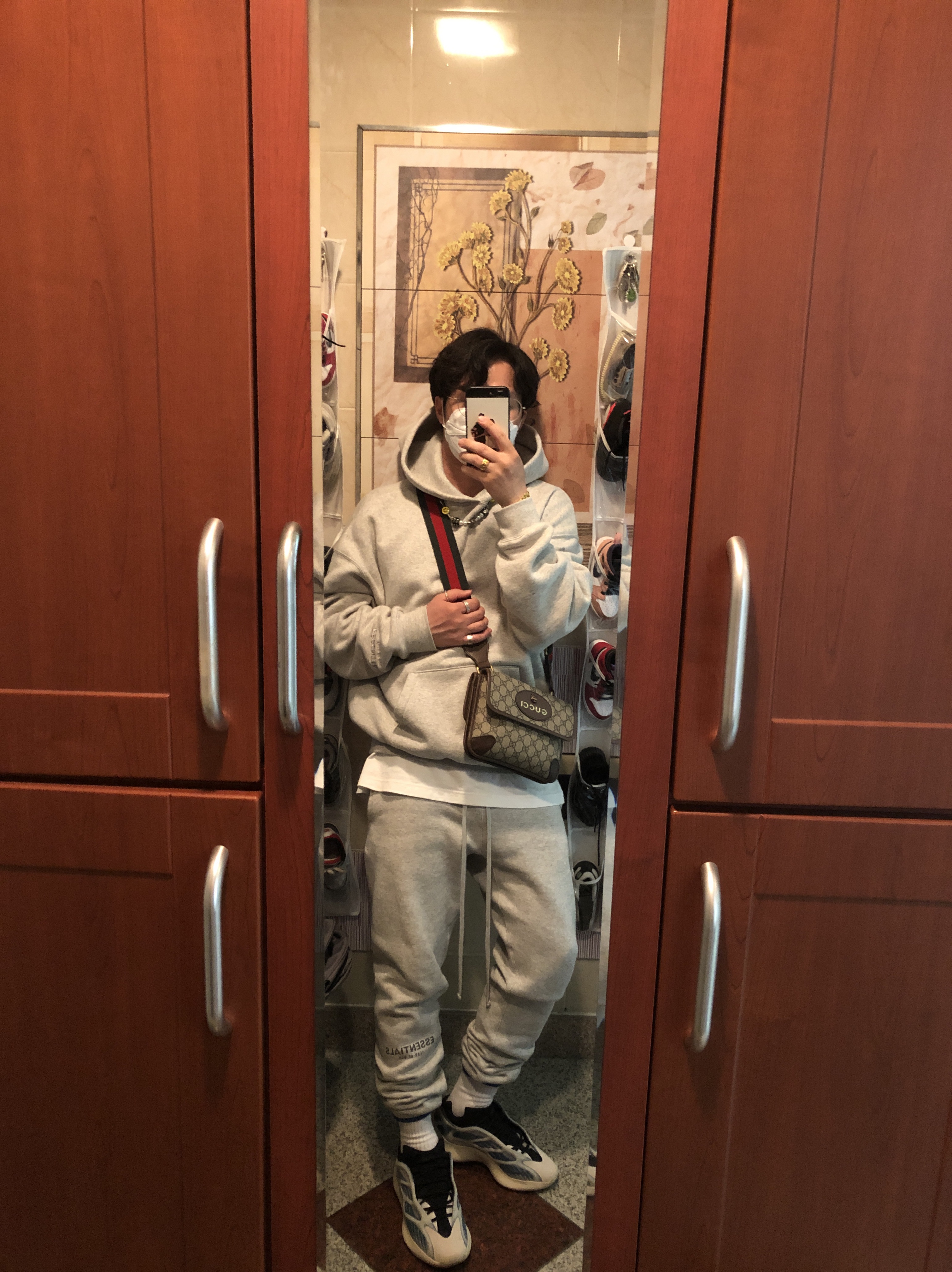 Adidas Yeezy 700 V3 Kyanite, Essentials Sweatshorts Black 2020 착용 스타일 - 3