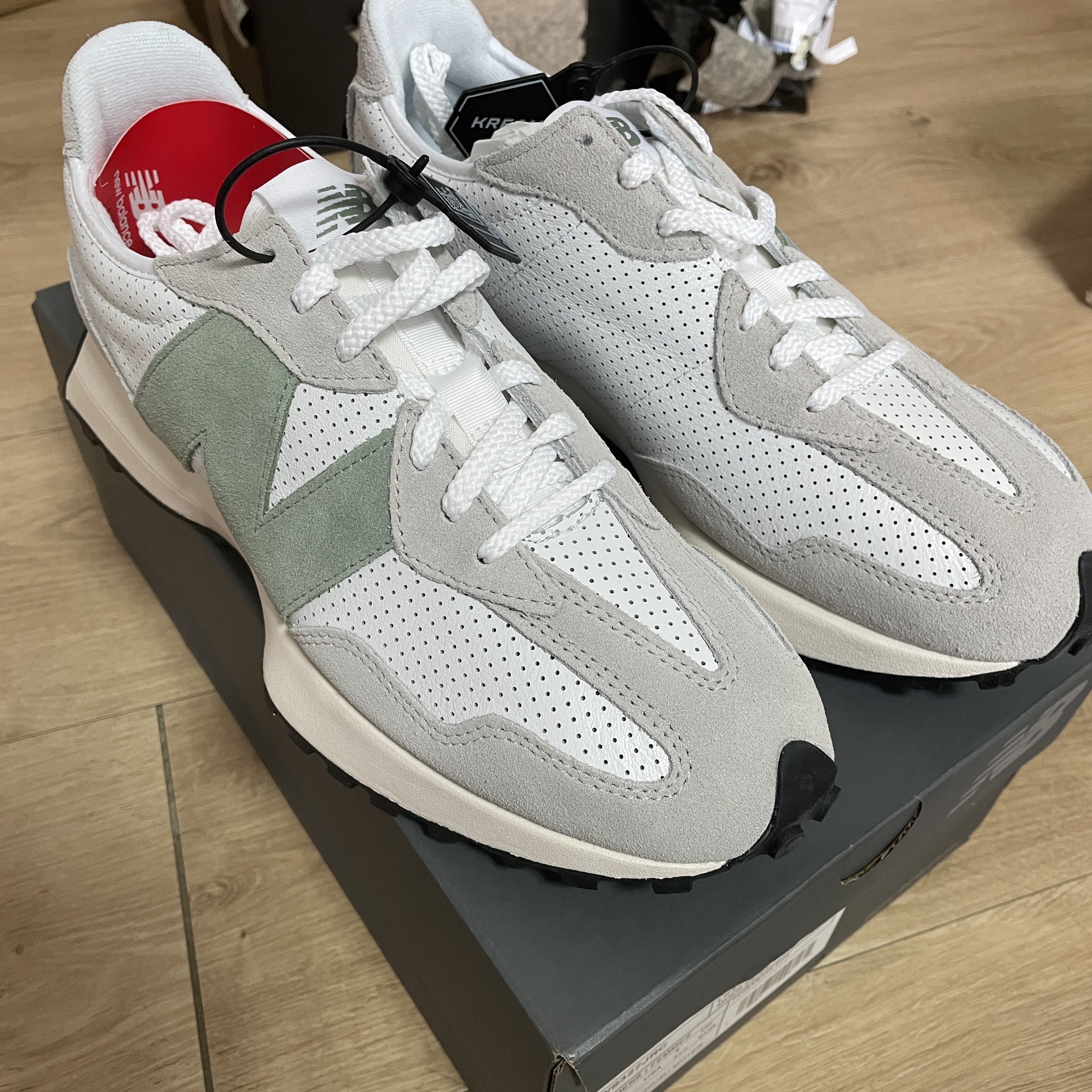 (W) New Balance 327 Grey Green - JD Sports Exclusive 착용 스타일