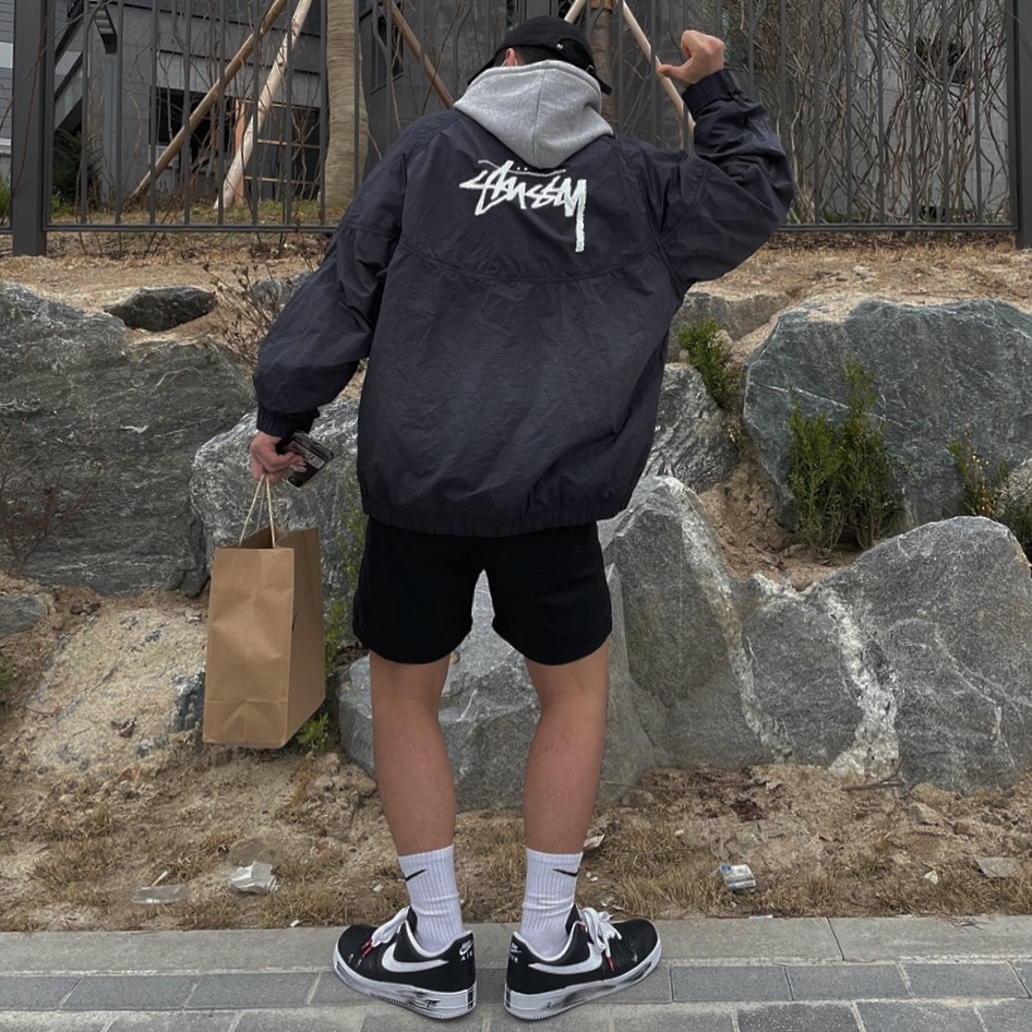 Nike x Peaceminusone Air Force 1 Low Para-Noise, Nike x Stussy Windrunner Jacket Off Noir 착용 스타일