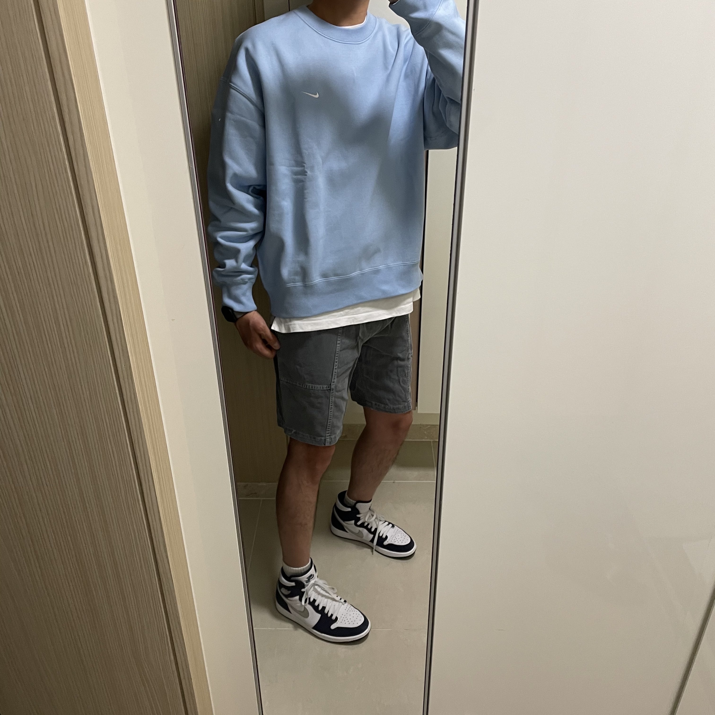 Jordan 1 Retro High OG CO.JP Midnight Navy, Nike NRG Solo Swoosh Crew Fleece Psychic Blue - Asia 착용 스타일