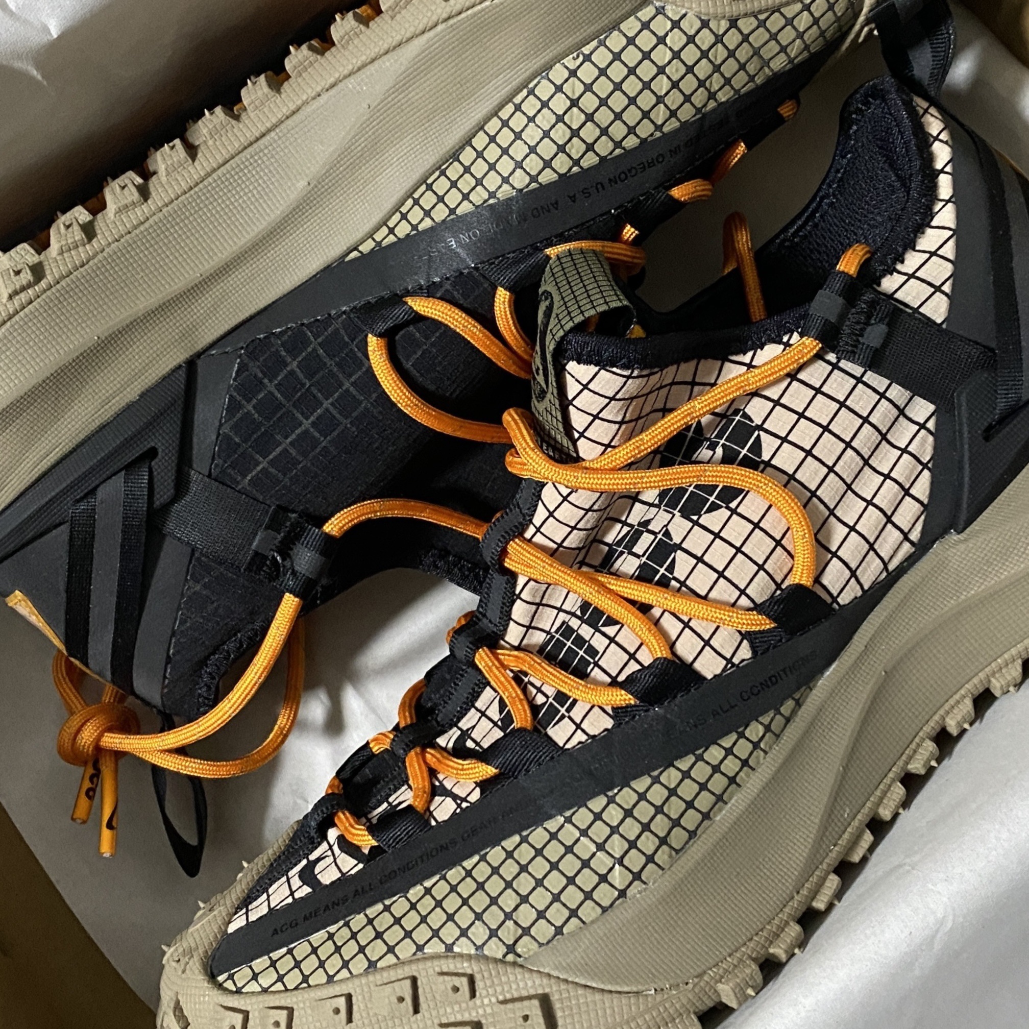 Nike ACG Mountain Fly Low Fossil Stone 착용 스타일