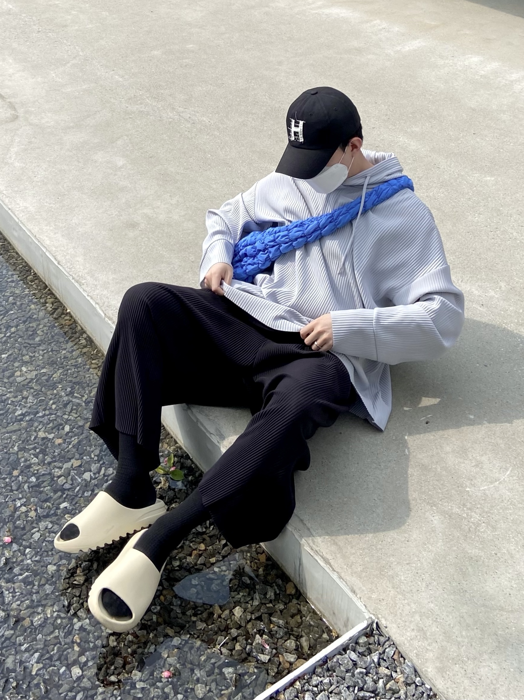 Adidas Yeezy Slide Bone 착용 스타일
