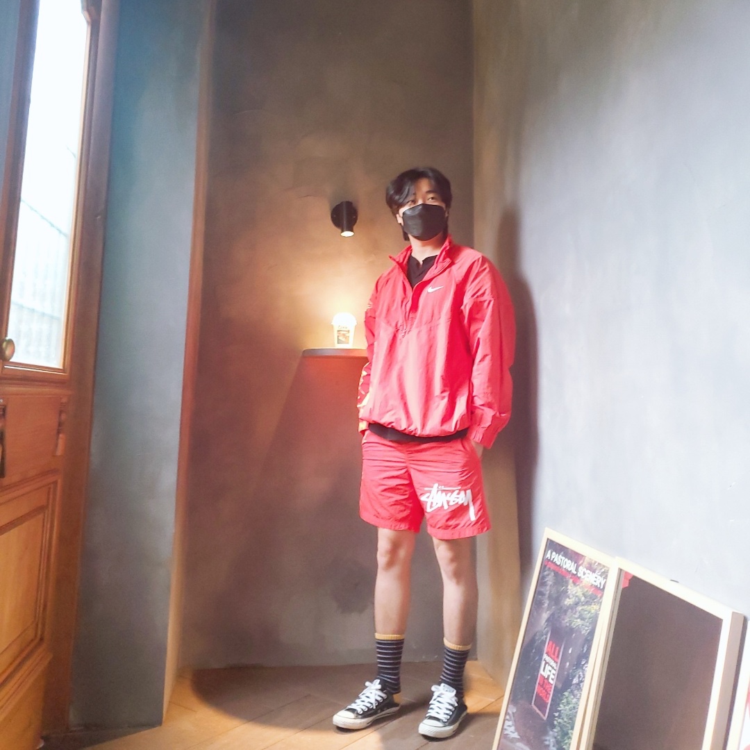 Nike x Stussy Windrunner Jacket Habanero Red, Nike x Stussy Water Shorts Habanero Red 착용 스타일
