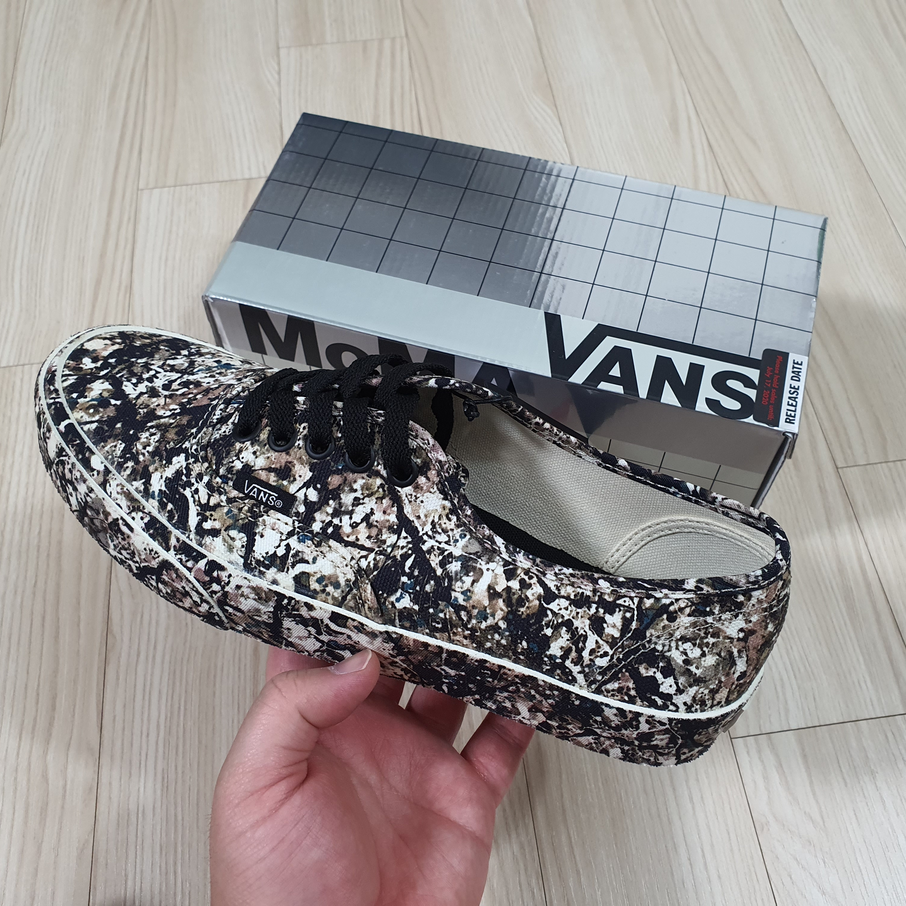 Vans x MoMA Authentic Jackson Pollock 착용 스타일 - 2