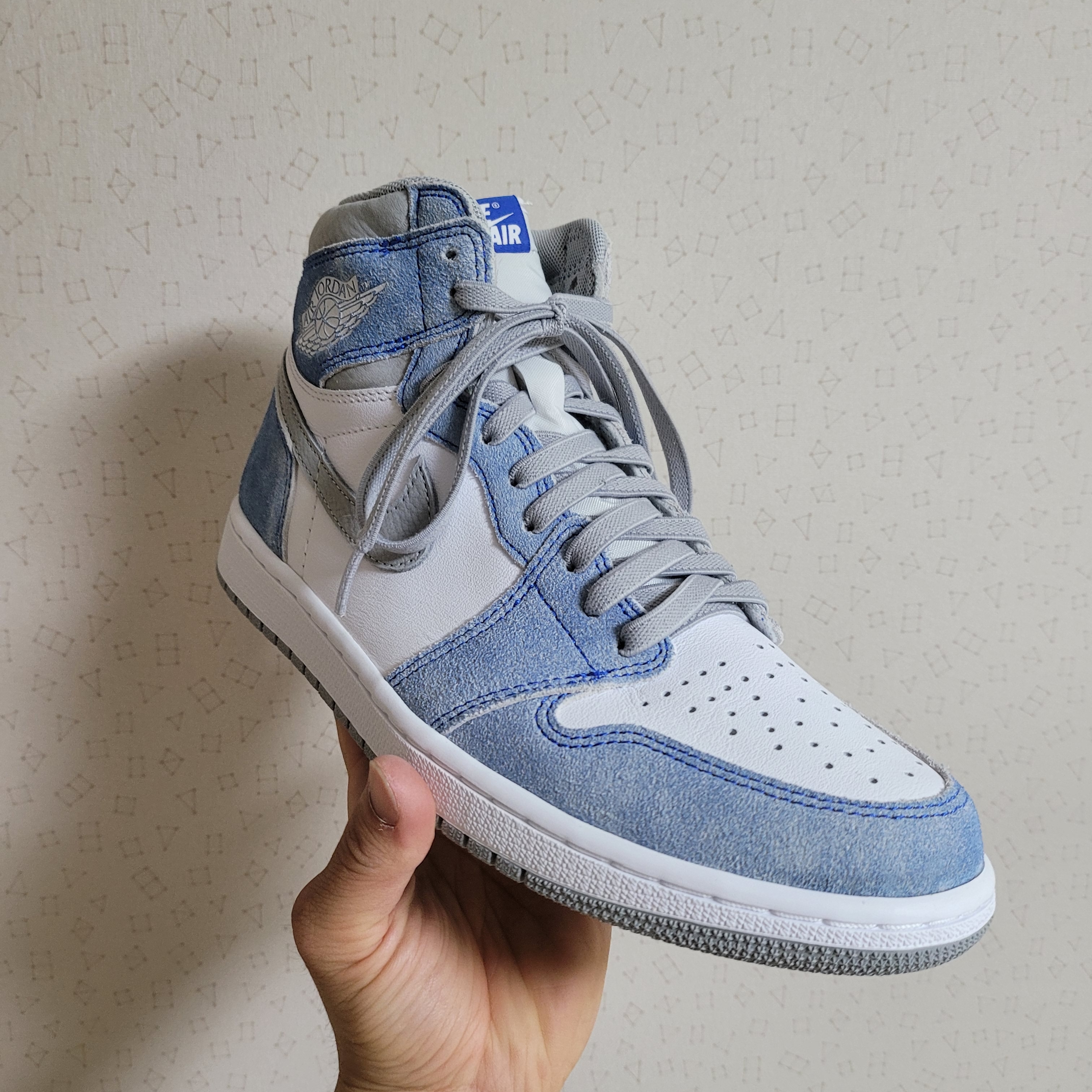 Jordan 1 Retro High OG Hyper Royal 착용 스타일